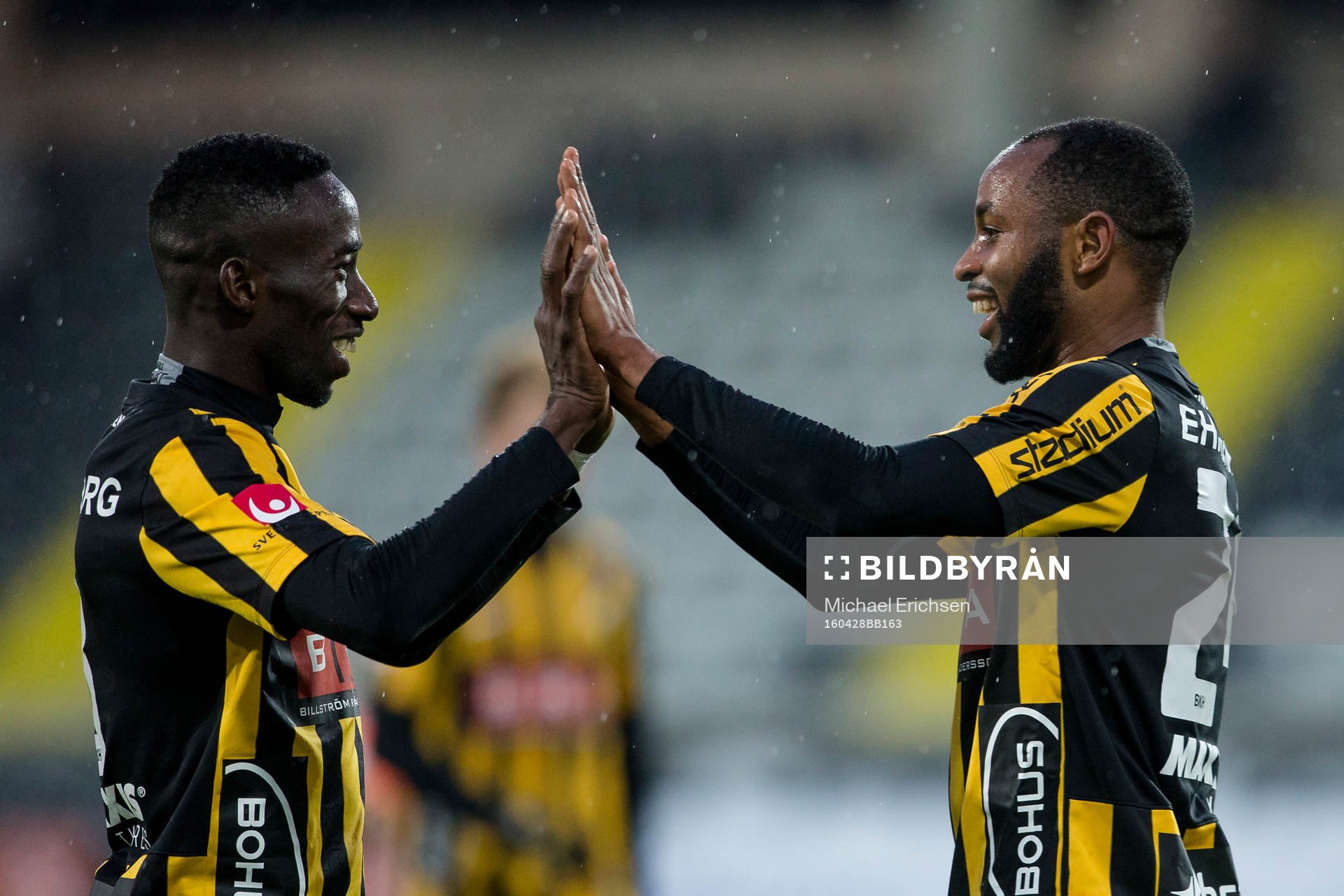 Häckens Demba Savage och René Makondele jublar