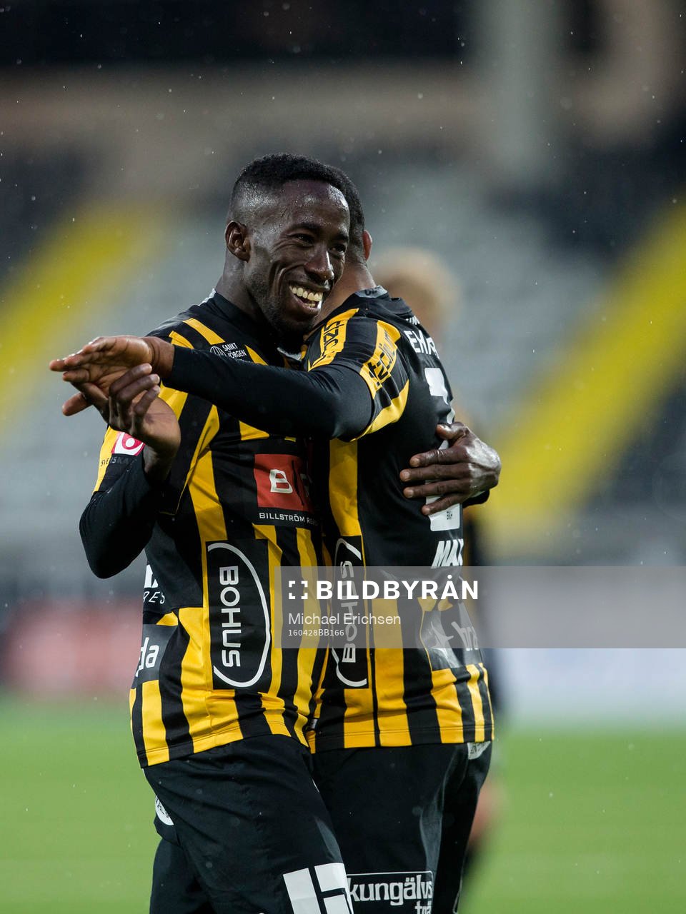 Häckens Demba Savage och René Makondele jublar