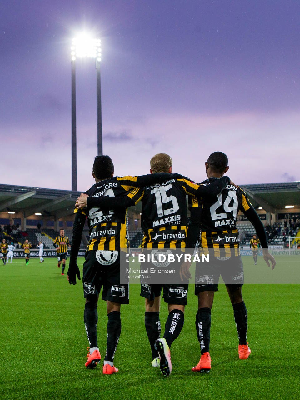 Häckens René Makondele jublar ihop med Nasiru Mohammed