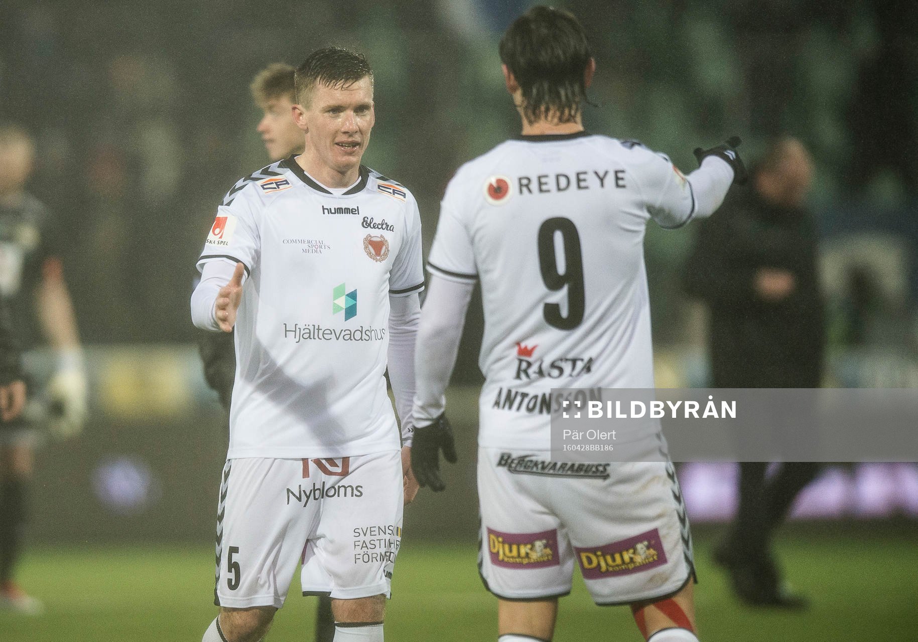 Kalmars Victor Agardius och Marcus Antonsson tackar varandra efter fotbollsmatchen i Allsvenskan mellan GIF Sundsvall och Kalmar FF den 28 April 2016 i Sundsvall.