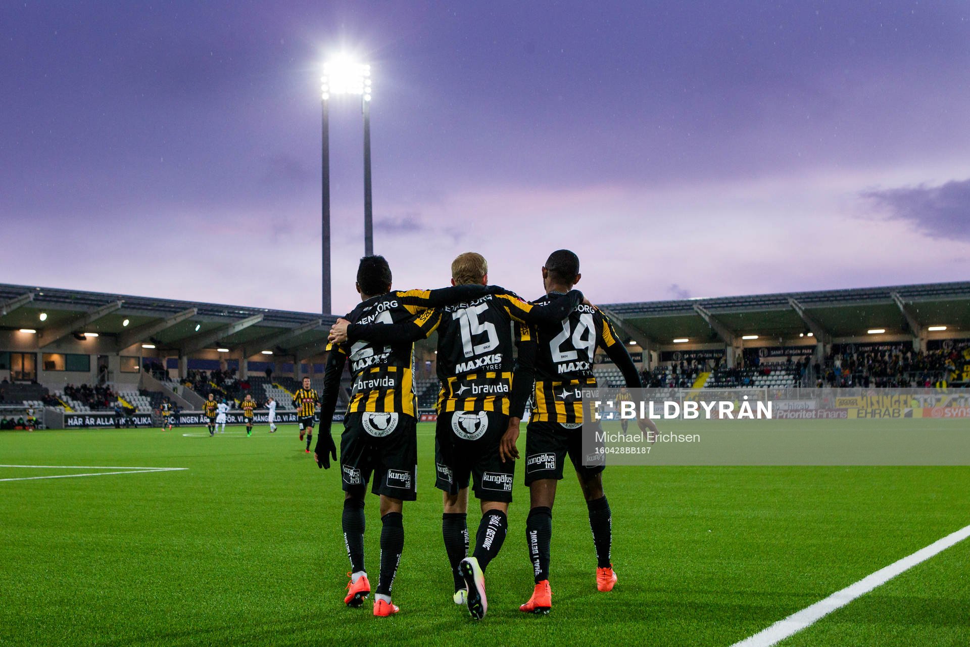 Häckens René Makondele jublar ihop med Nasiru Mohammed