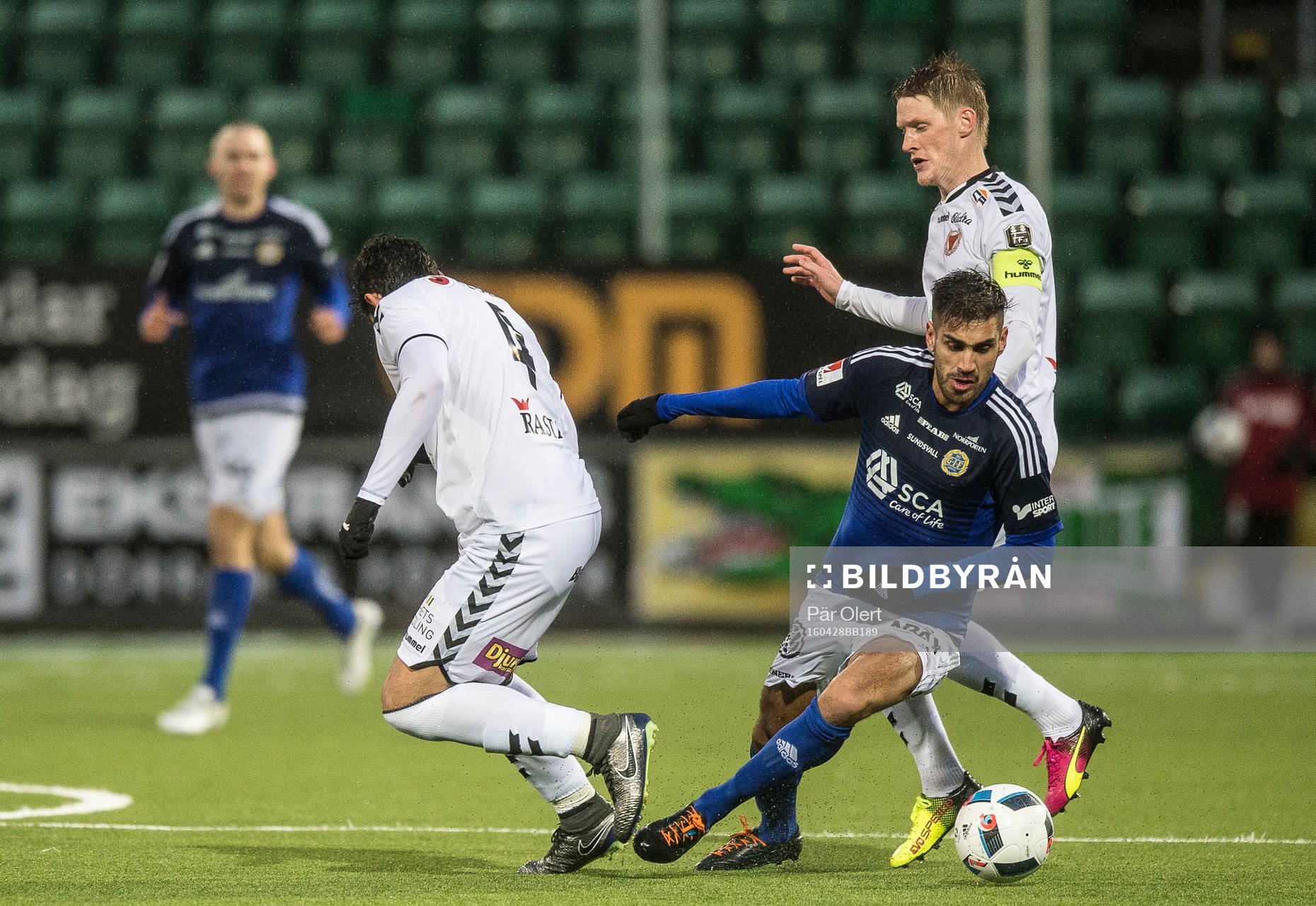 Sundsvalls Stefan Silva i närkamp mot Kalmars Marko