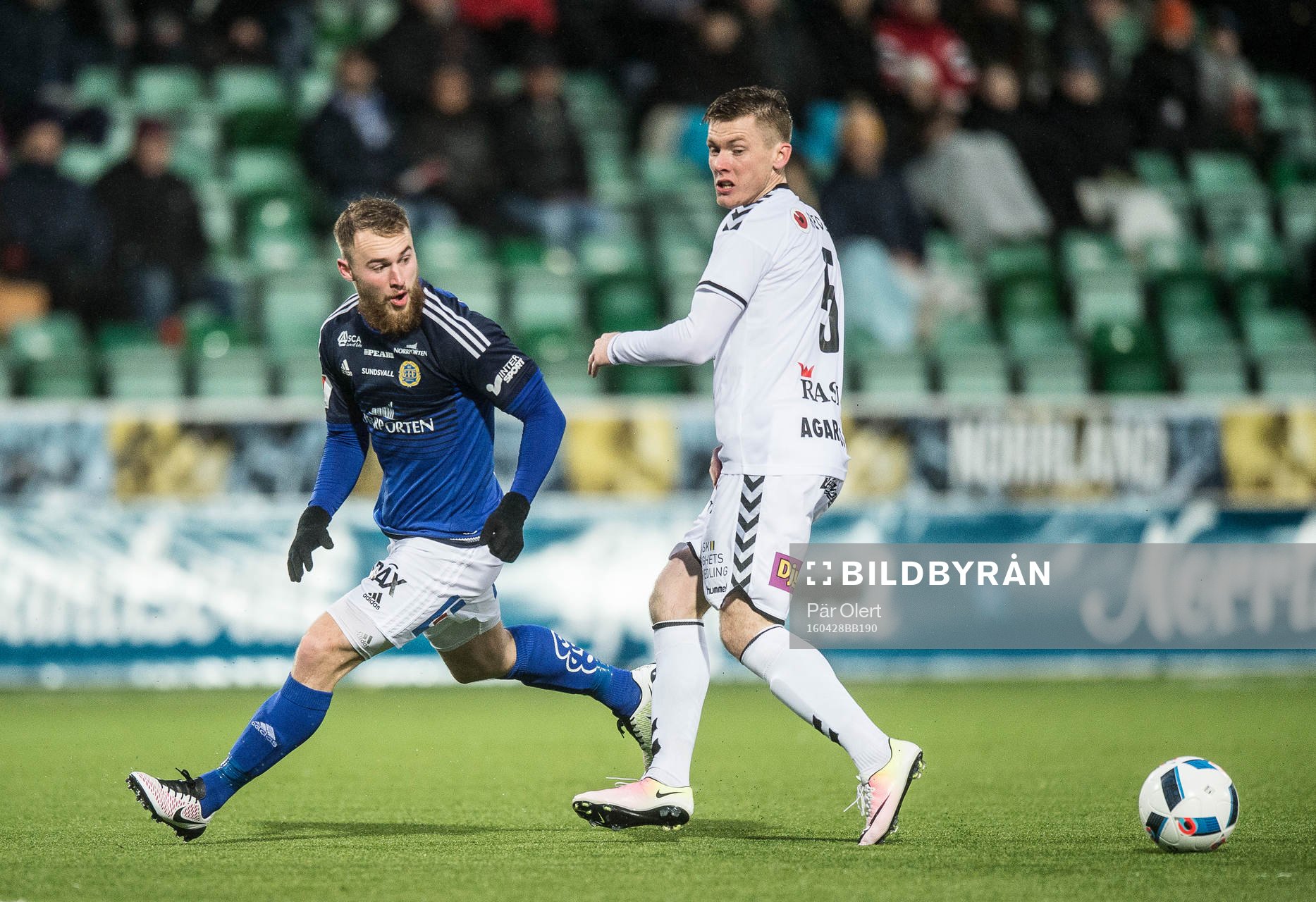 Sundsvalls Runar Sigurjonsson och Kalmars Victor Agardius