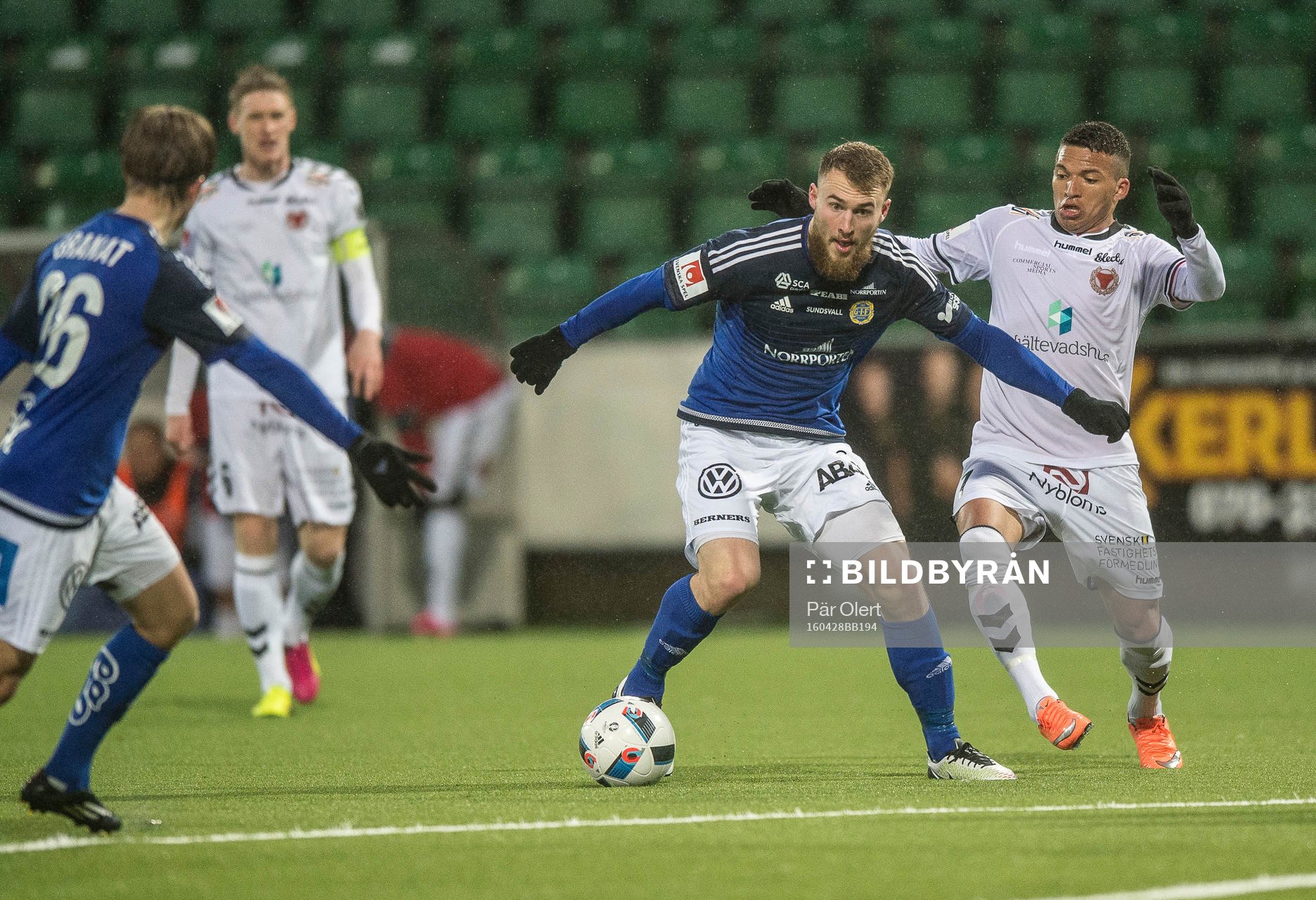 Sundsvalls Runar Sigurjonsson i närkamp mot Kalmars Ismael