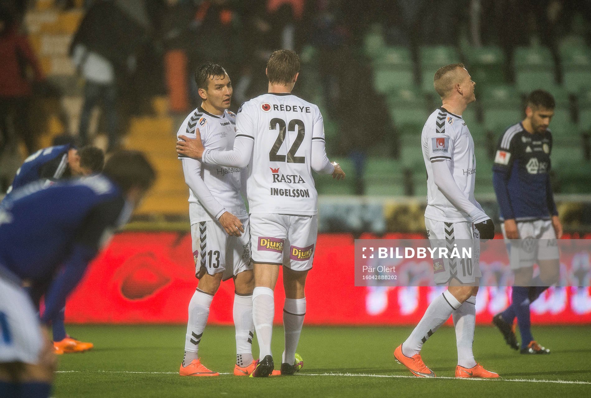 Kalmars Svante Ingelsson och Emin Nouri tackar varandra