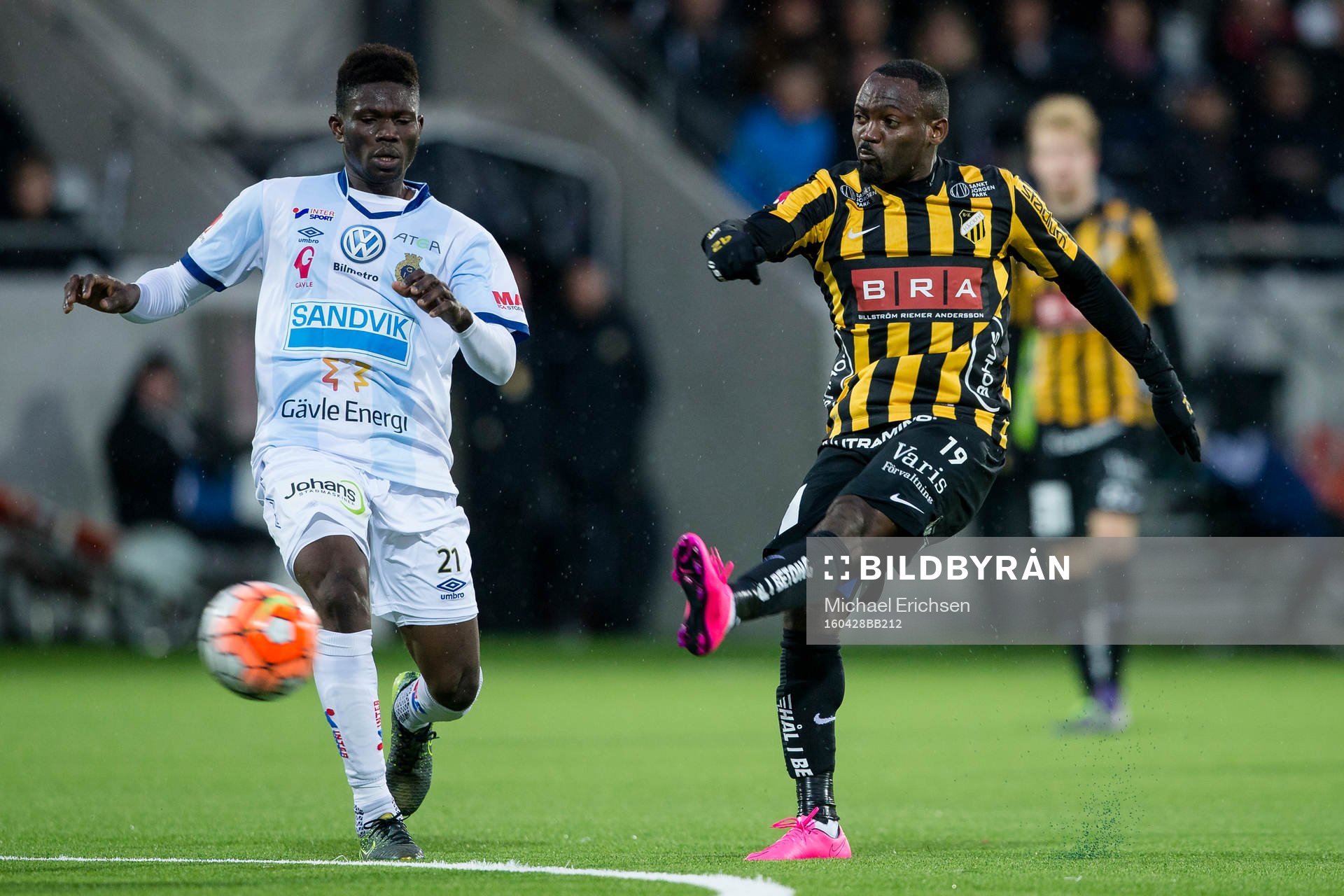 Häckens John Owoeri skjuter ett skott jämte Gefles Kwame