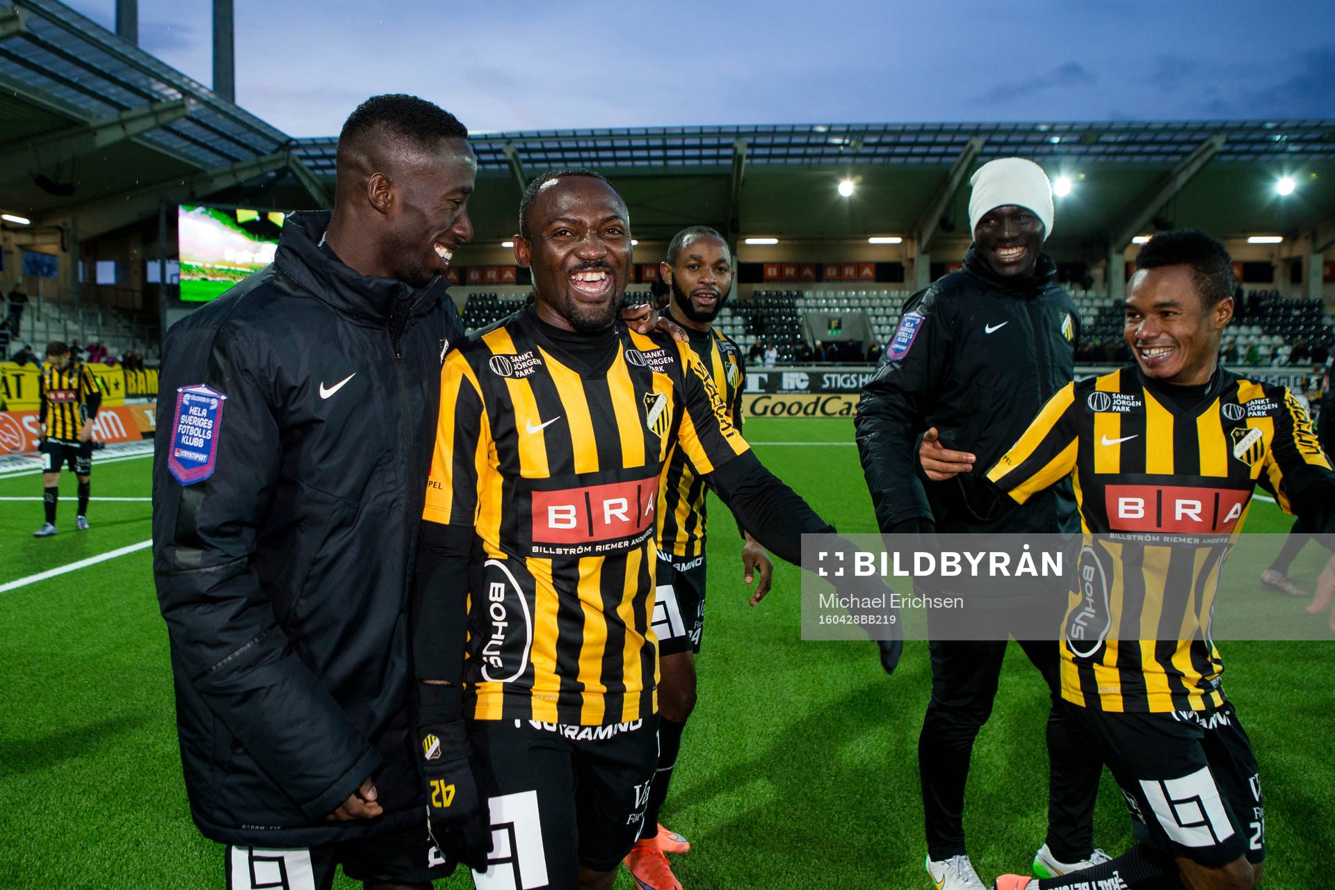 Häckens Demba Savage, John Owoeri och bakom René