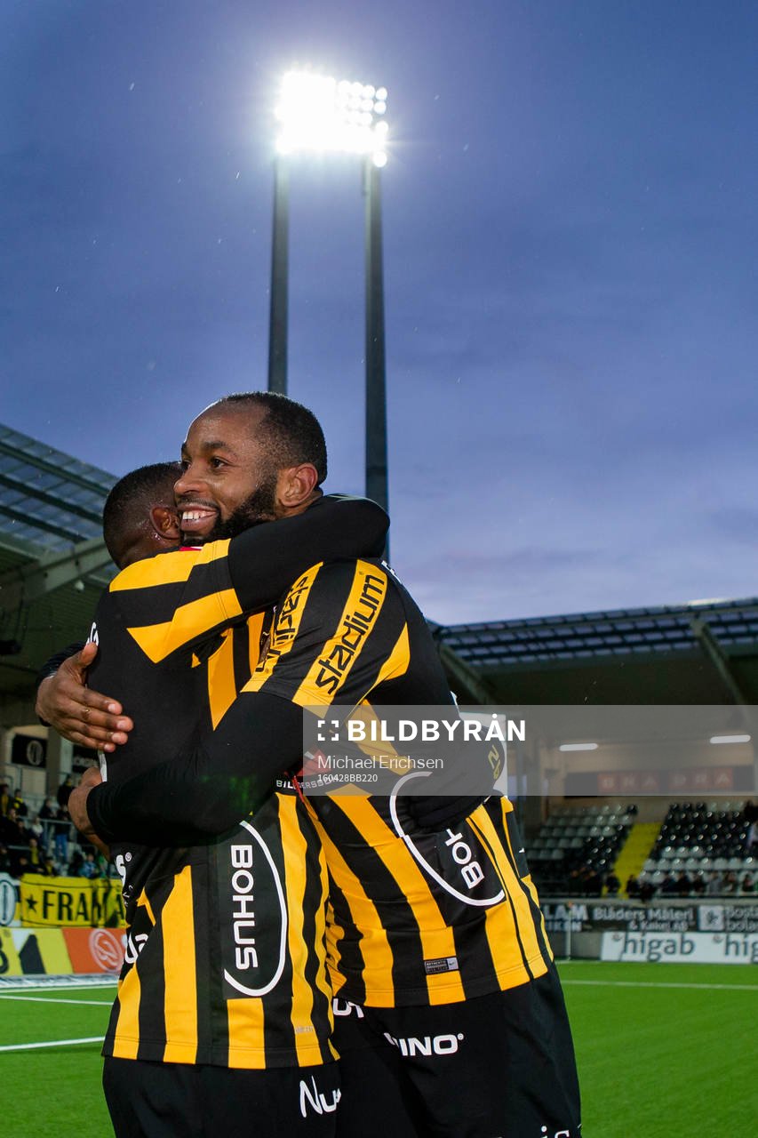 Häckens John Owoeri och René Makondele kramar om varandra