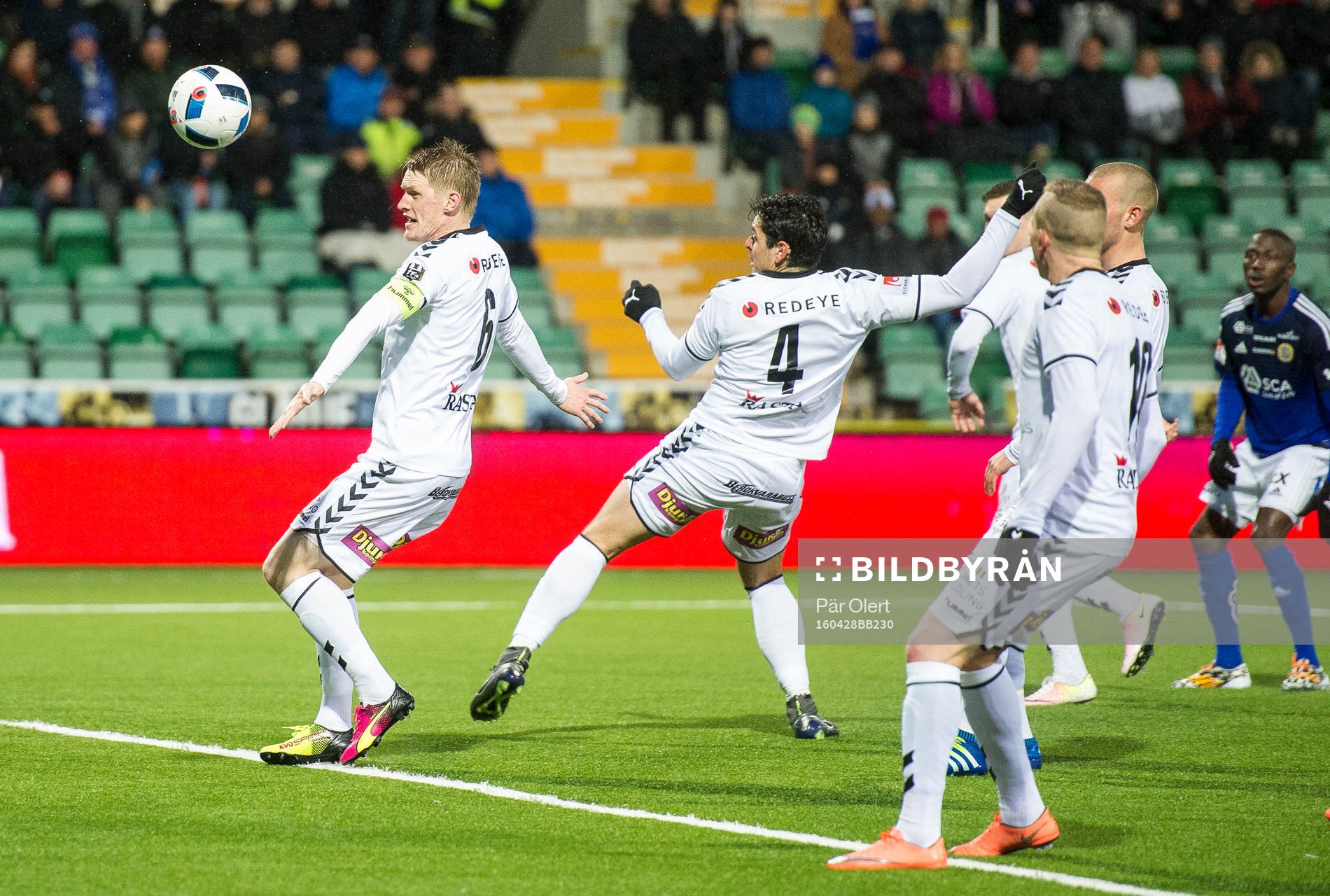 Kalmars Marko Biskupovic och Rasmus Elm  sparkar undan