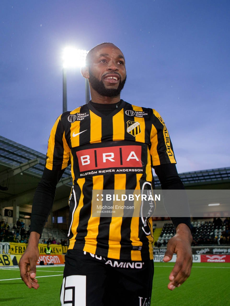 Häckens René Makondele glad