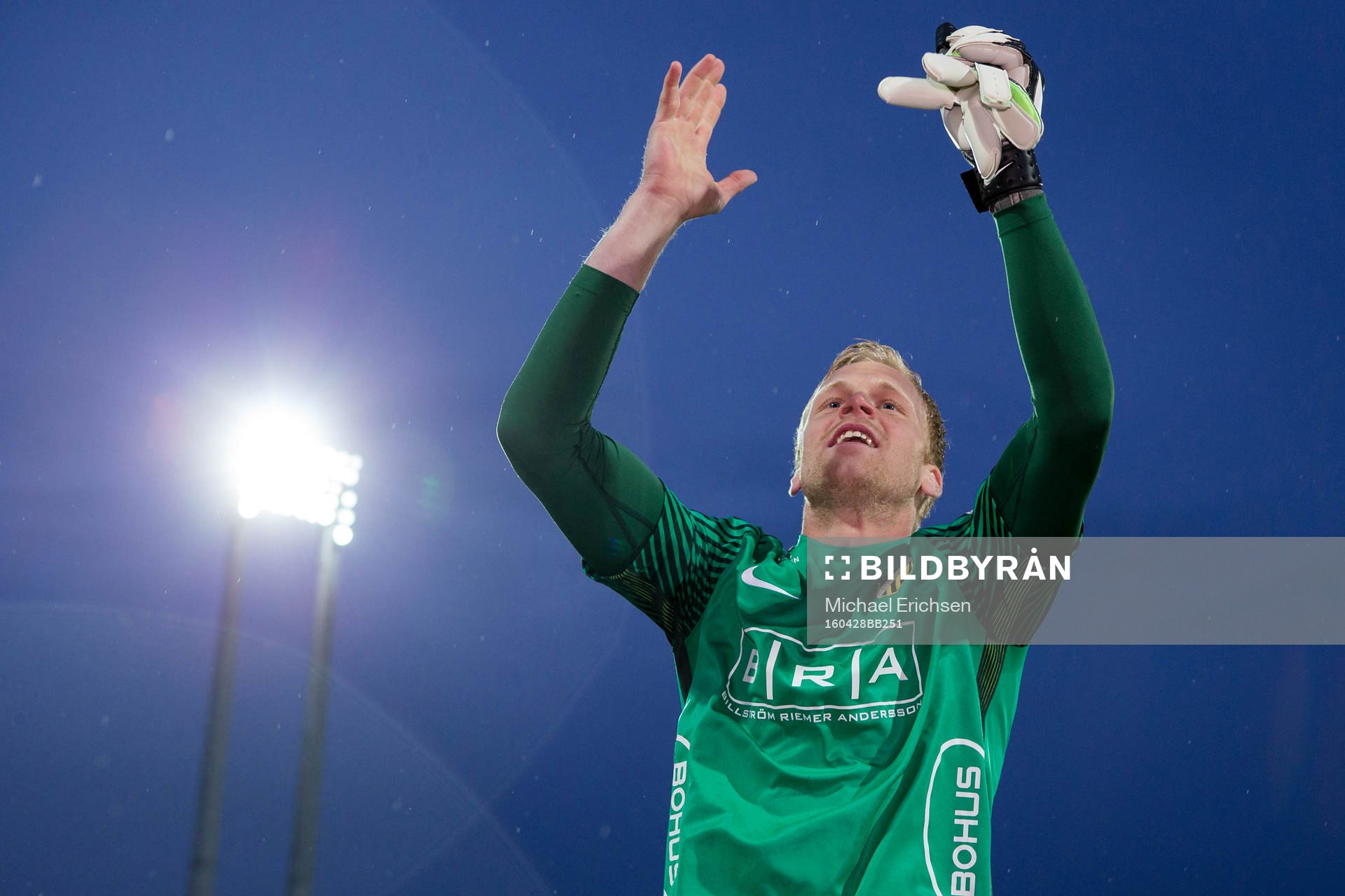 Häckens målvakt Peter Abrahamsson jublar framför klacken efter fotbollsmatchen i Allsvenskan mellan Häcken och Gefle den 28 april 2016 i Göteborg.
