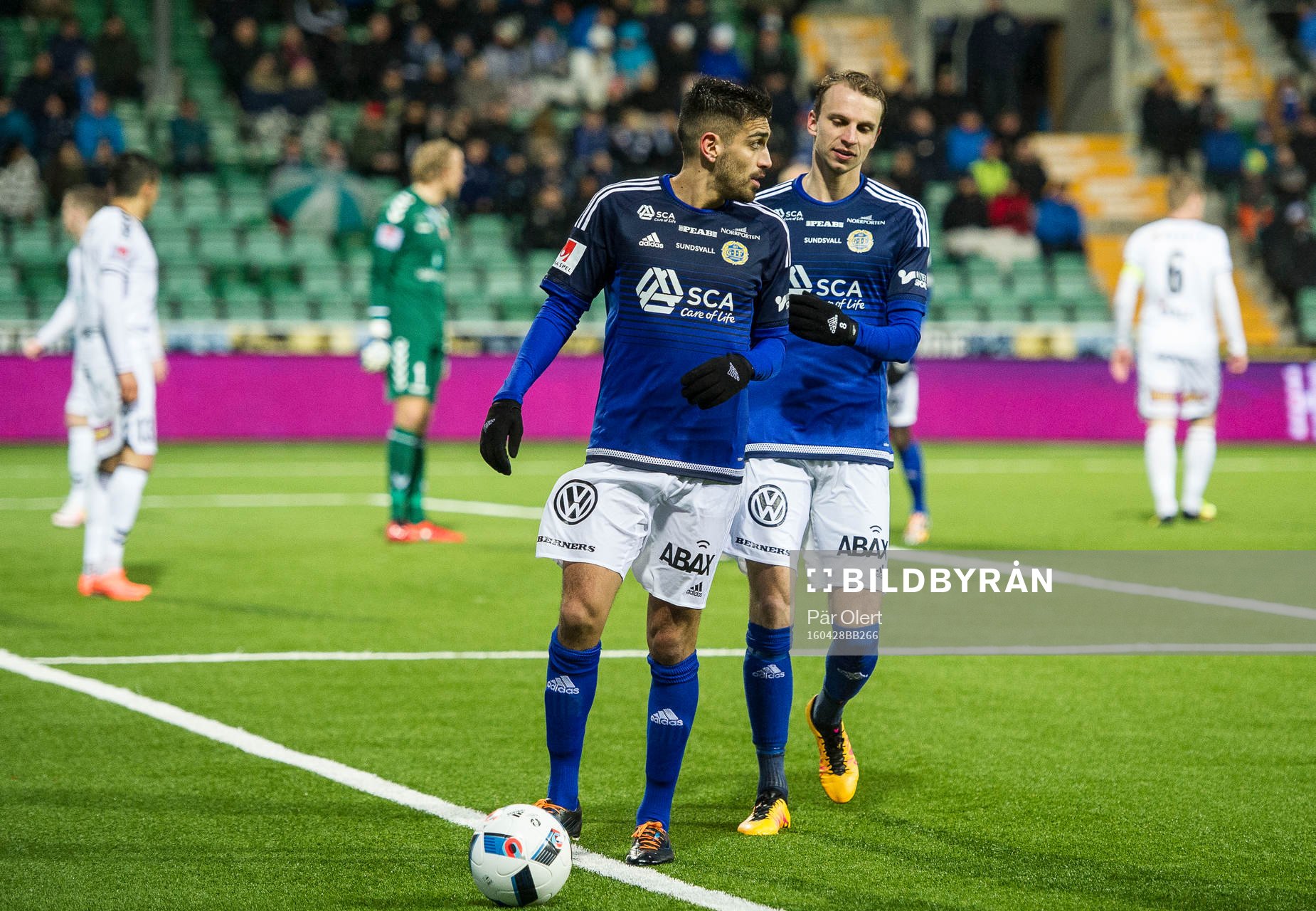 Sundsvalls Stefan Silva diskuterar med Sundsvalls Sundsvalls Lars Christian Krogh Gerson under fotbollsmatchen i Allsvenskan mellan GIF Sundsvall och Kalmar FF den 28 April 2016 i Sundsvall.