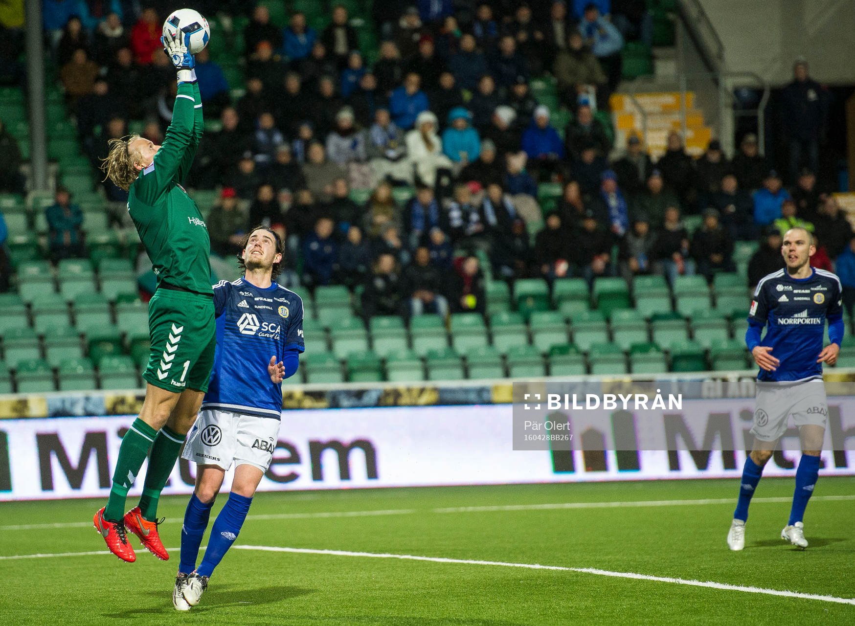 Kalmars målvakt Ole Söderberg räddar skott