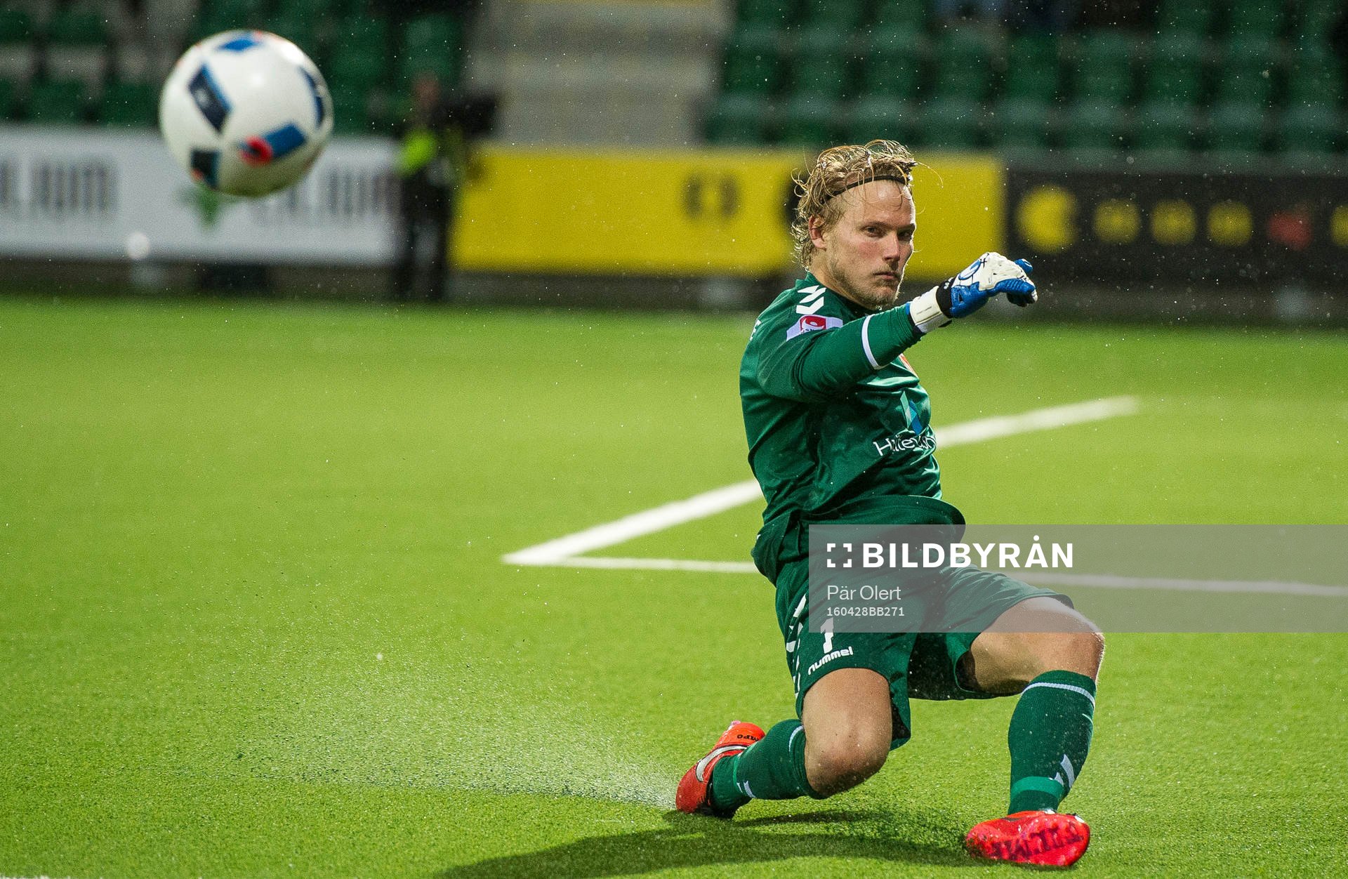 Kalmars målvakt Ole Söderberg rensar undan bollen