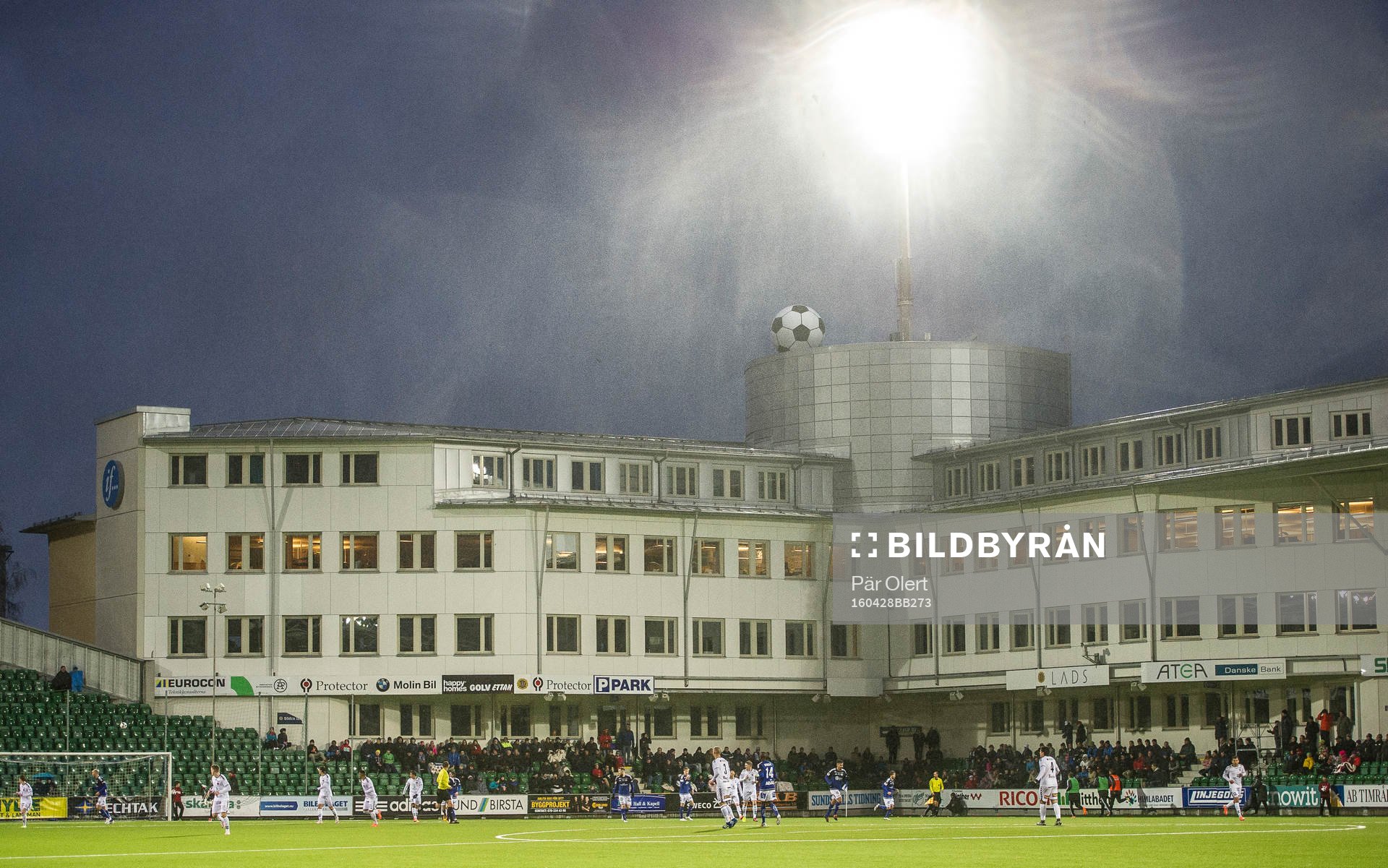 Det regnar kraftigt på Norrporten Arena