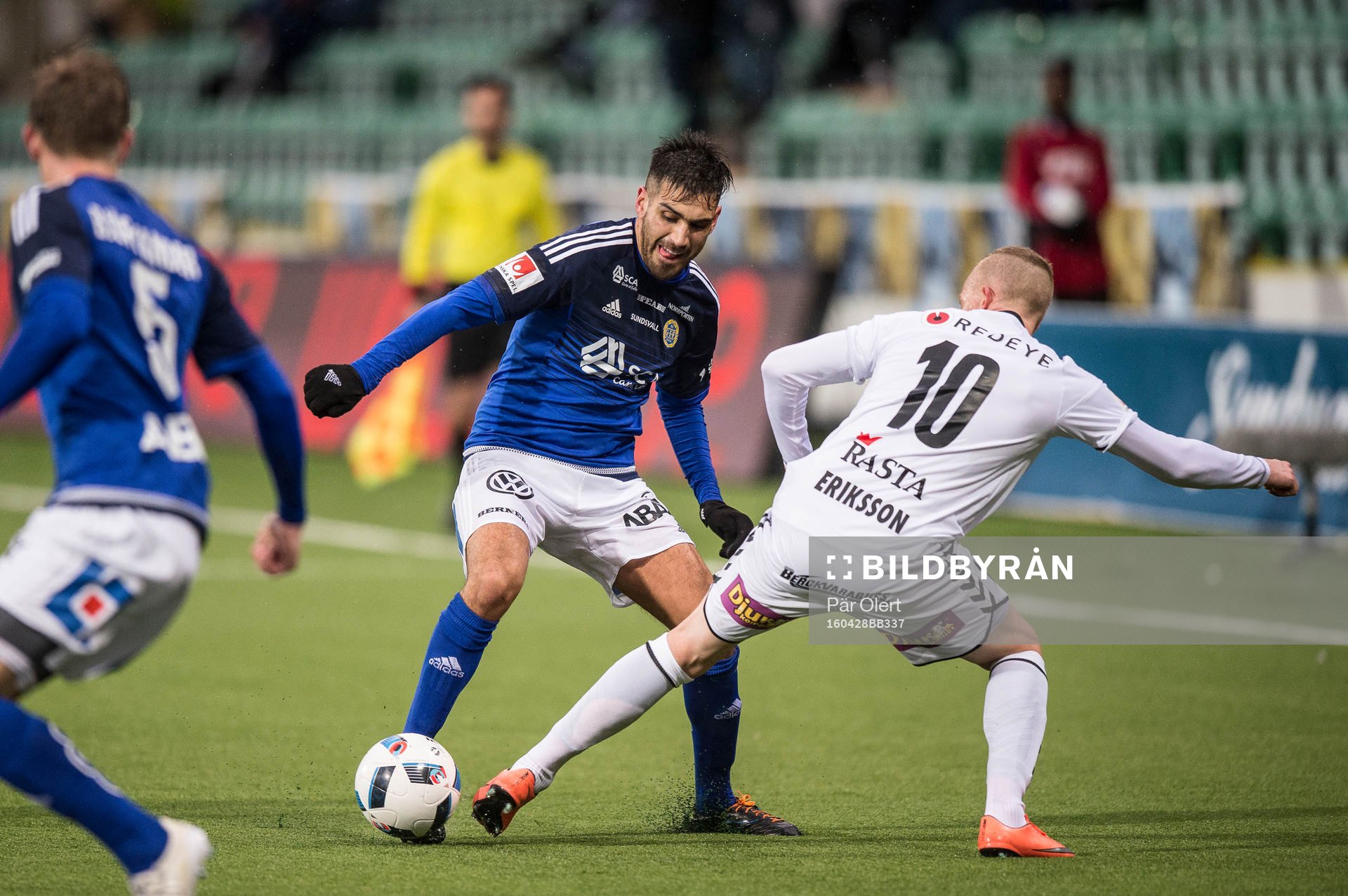 Sundsvalls Stefan Silva i närkamp mot Kalmars Tobias