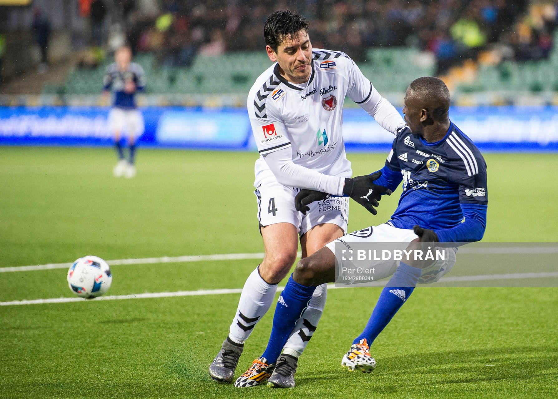 Sundsvalls Pa Amat Dibba i närkamp mot Kalmars Marko Biskupovic under fotbollsmatchen i Allsvenskan mellan GIF Sundsvall och Kalmar FF den 28 April 2016 i Sundsvall.