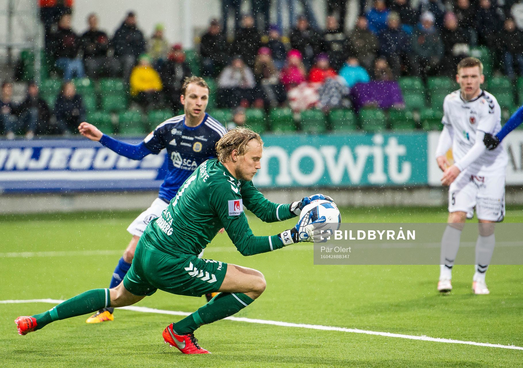 Kalmars målvakt Ole Söderberg räddar