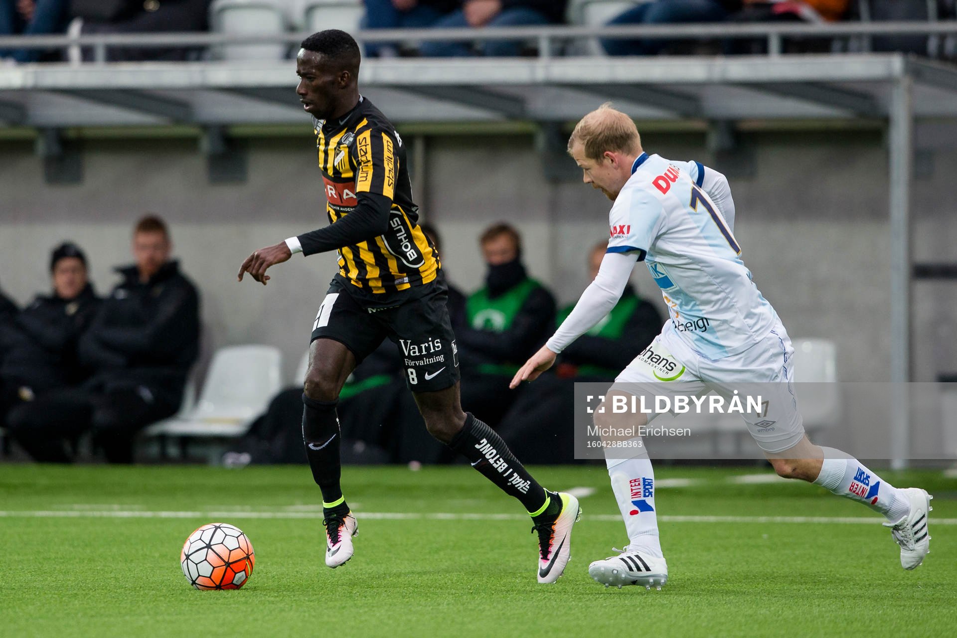 Häckens Demba Savage före Gefles Jonas Lantto