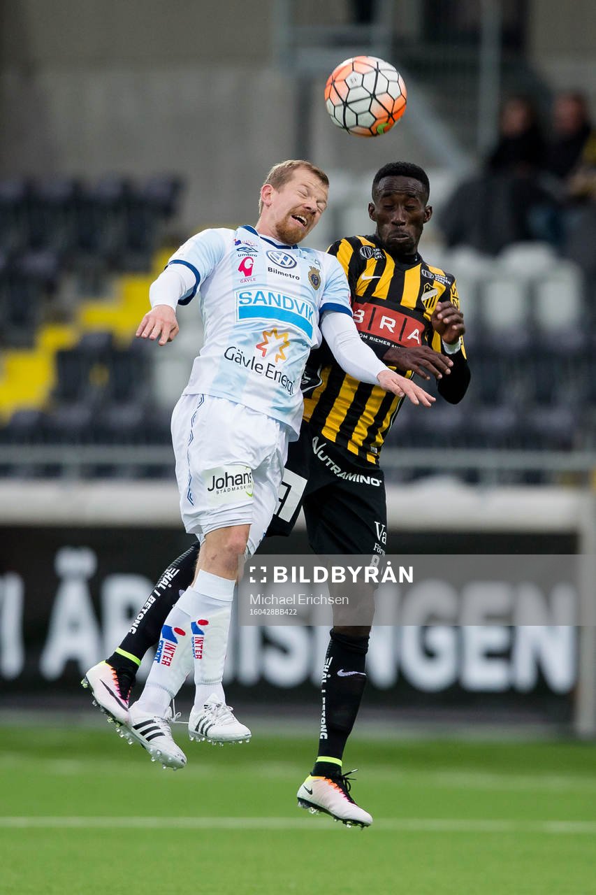 Gefles Jonas Lantto i nickduell med Häckens Demba Savage