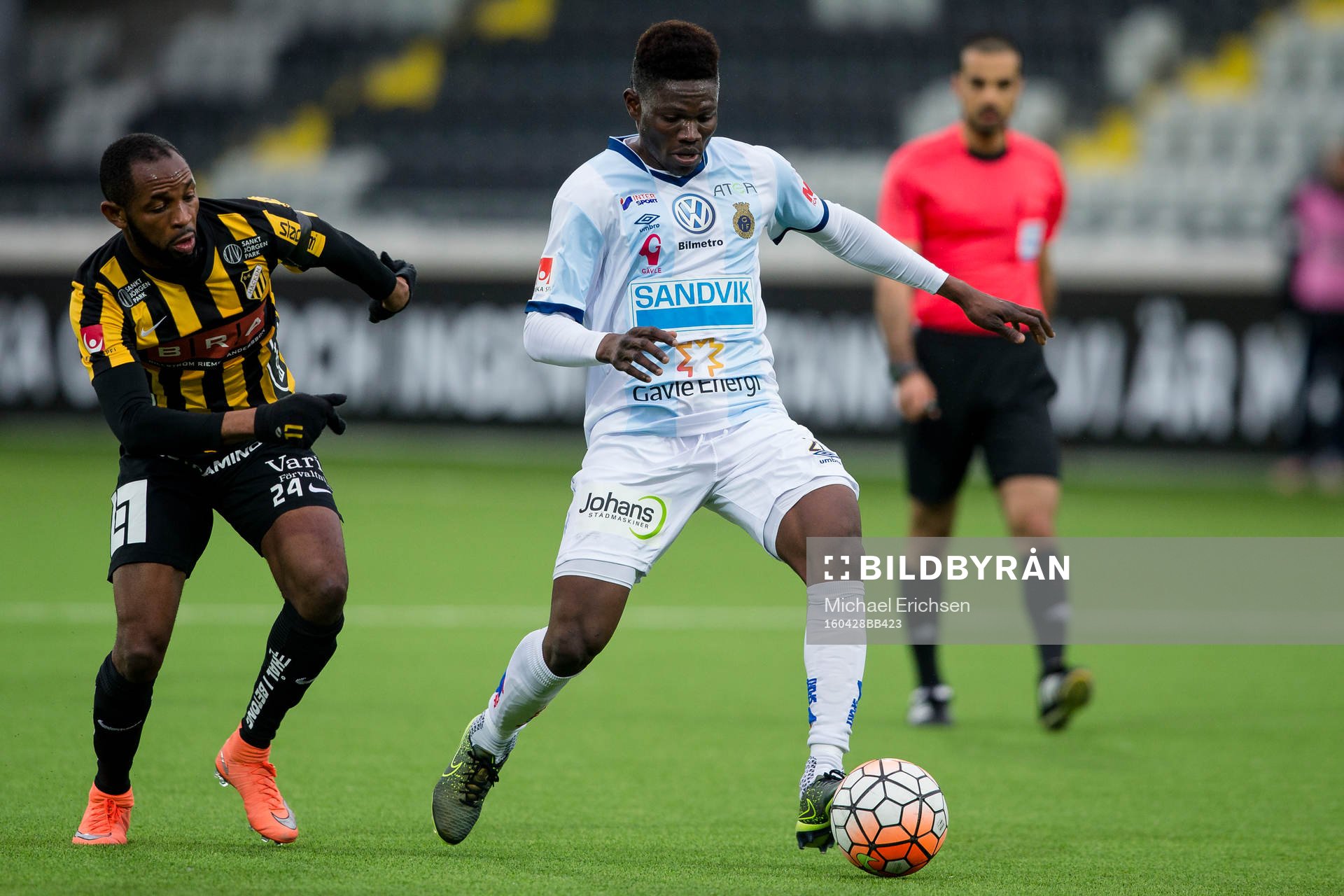 Gefles Kwame Bonsu före Häckens René Makondele