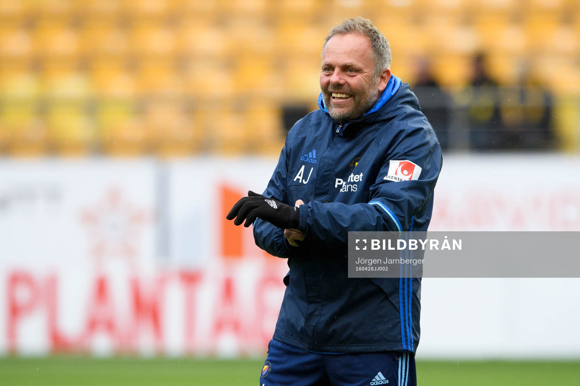 Djurgårdens assisterande tränare Anders Johansson skrattar under uppvårmningen innan fotbollsmatchen i Allsvenskan mellan Elfsborg och Djurgården den 28 april 2016 i BORÅS.