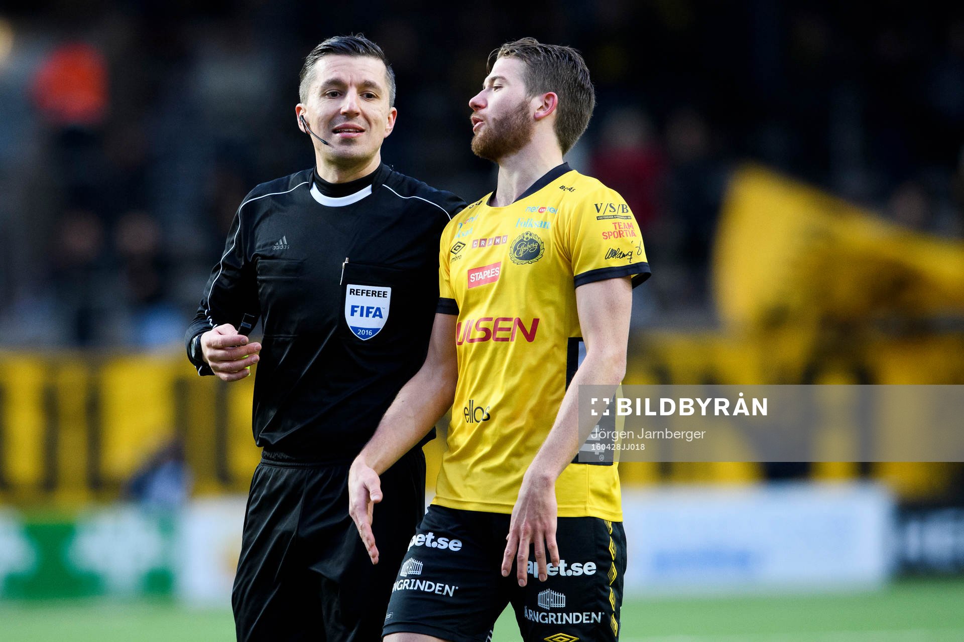 domare Bojan Pandzic pratar med Elfsborgs Marcus Rohdén