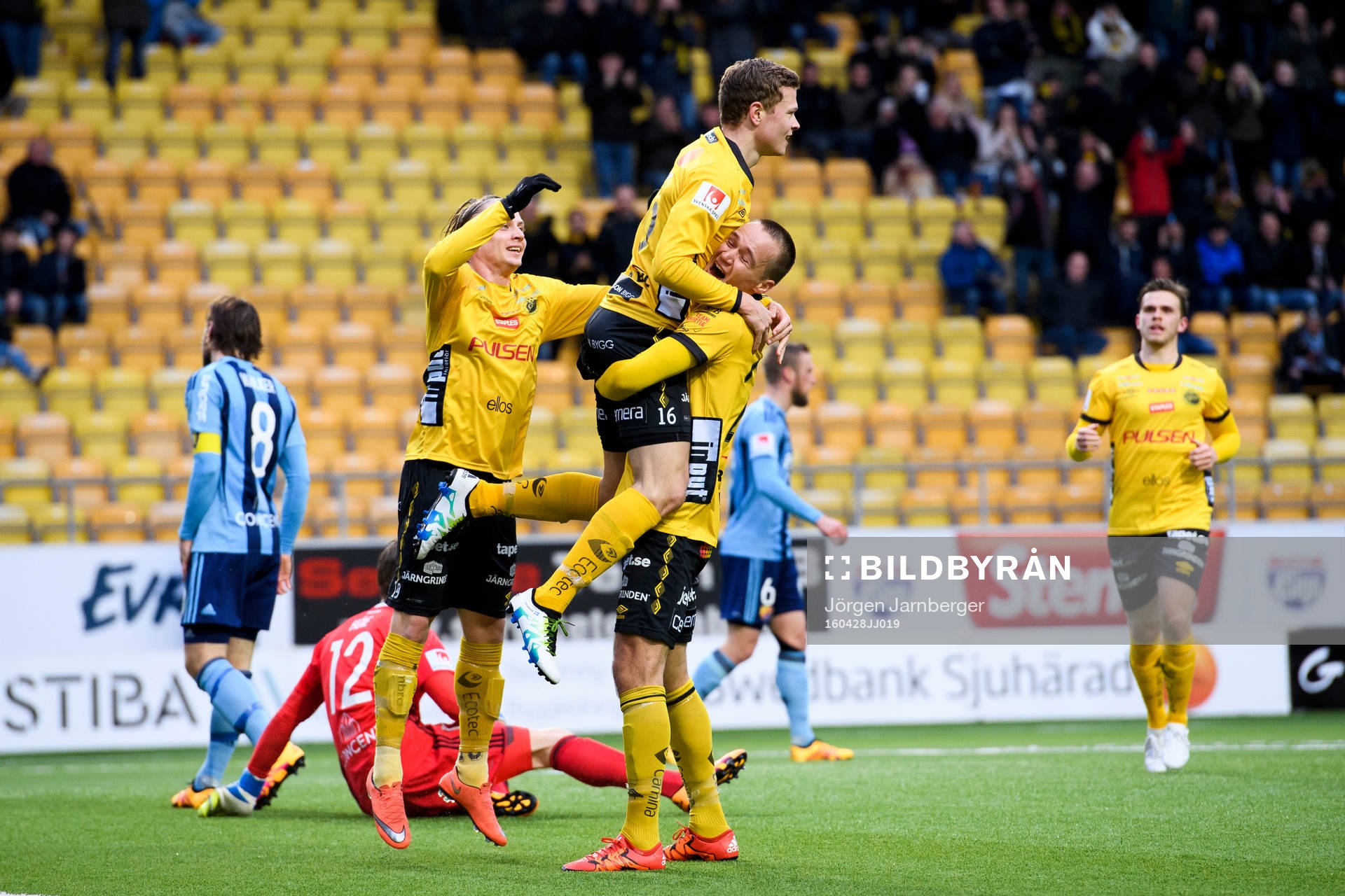 Elfsborgs Viktor Claesson jublar ihop med Viktor Prodell och Simon Hedlund efter att den förstnämnda gjort 2-0 under fotbollsmatchen i Allsvenskan mellan Elfsborg och Djurgården den 28 april 2016 i BORÅS.