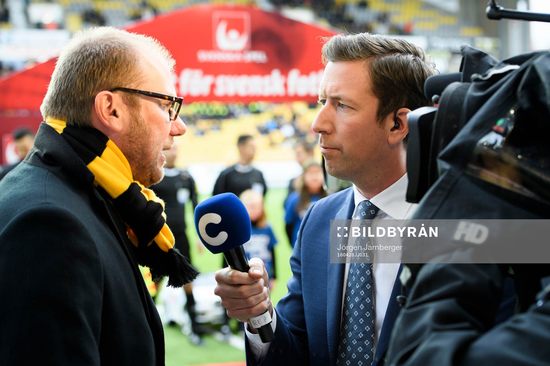 Jonas Dahlqvist C more intervjuar Elfsborgs manager Magnus Haglund under fotbollsmatchen i Allsvenskan mellan Elfsborg och Djurgården den 28 april 2016 i BORÅS.
