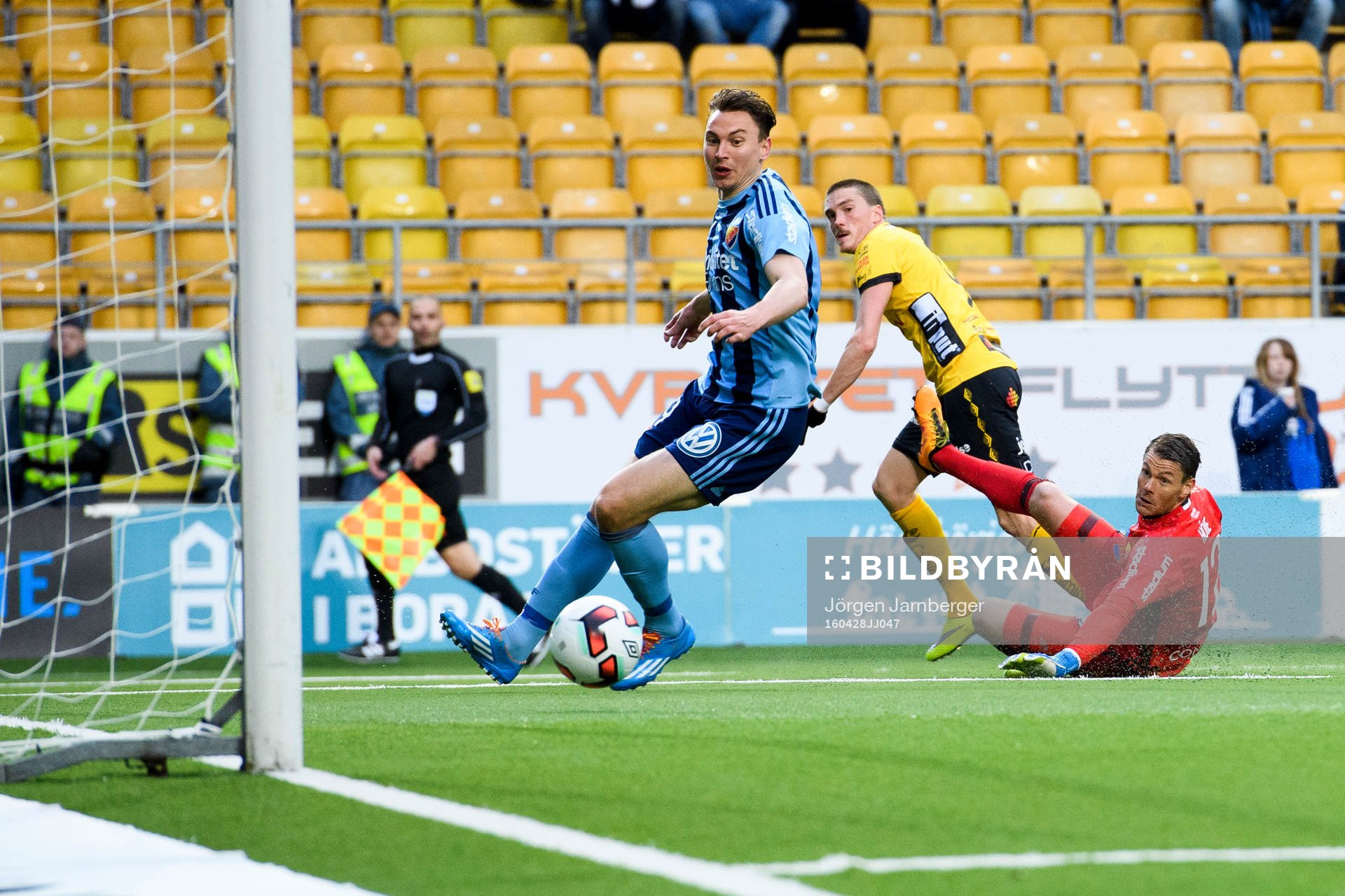 Elfsborgs Lasse Nilsson gör 1-0 och Djurgårdens Marcus Hansson och målvakt Kenneth Høie ser bollen rulla i mål under fotbollsmatchen i Allsvenskan mellan Elfsborg och Djurgården den 28 april 2016 i BORÅS.