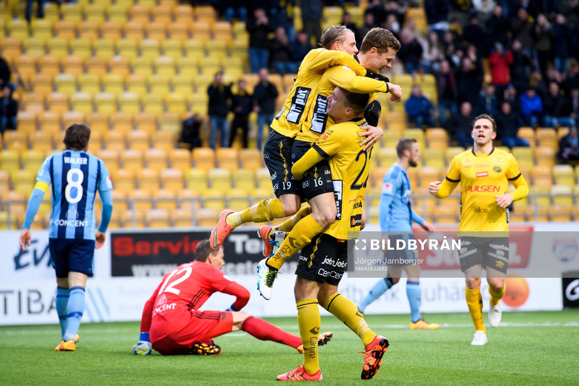 Elfsborgs Viktor Claesson har gjort 2-0 och jublar ihop med Simon Hedlund och Viktor Prodell under fotbollsmatchen i Allsvenskan mellan Elfsborg och Djurgården den 28 april 2016 i BORÅS.
