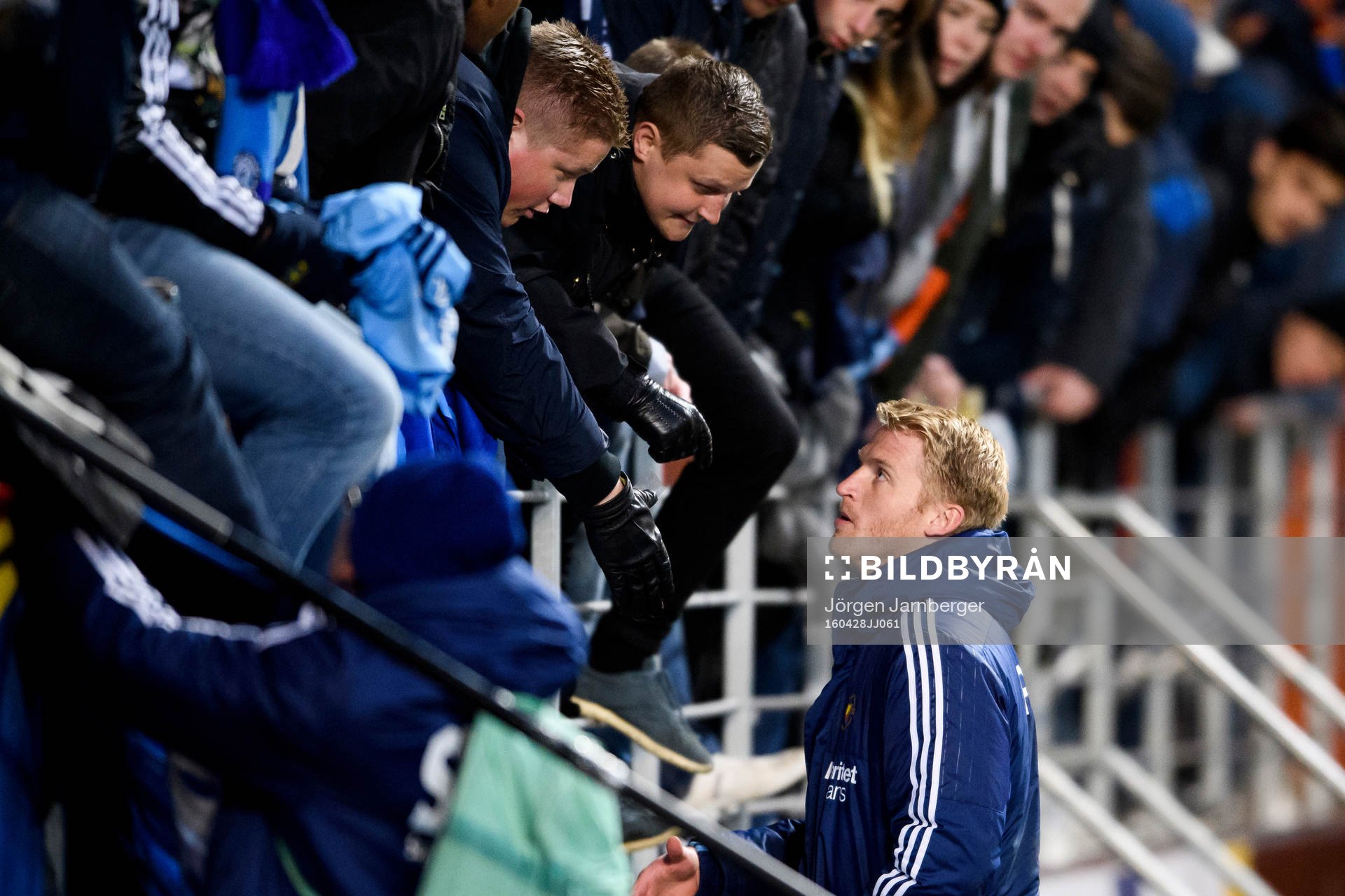 Djurgårdens målvakt Hampus Nilsson pratar med supportrarna