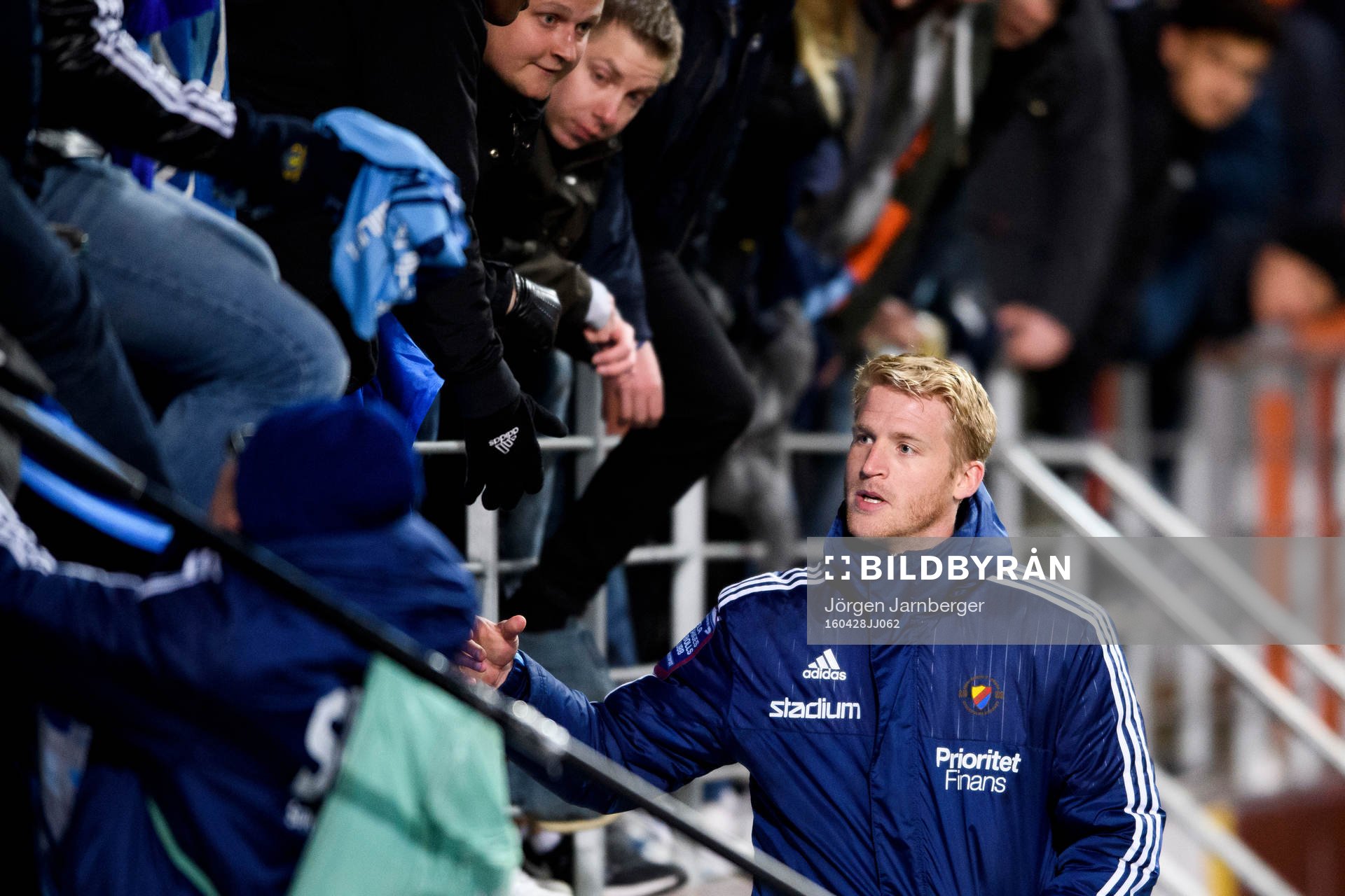 Djurgårdens målvakt Hampus Nilsson pratar med supportrarna