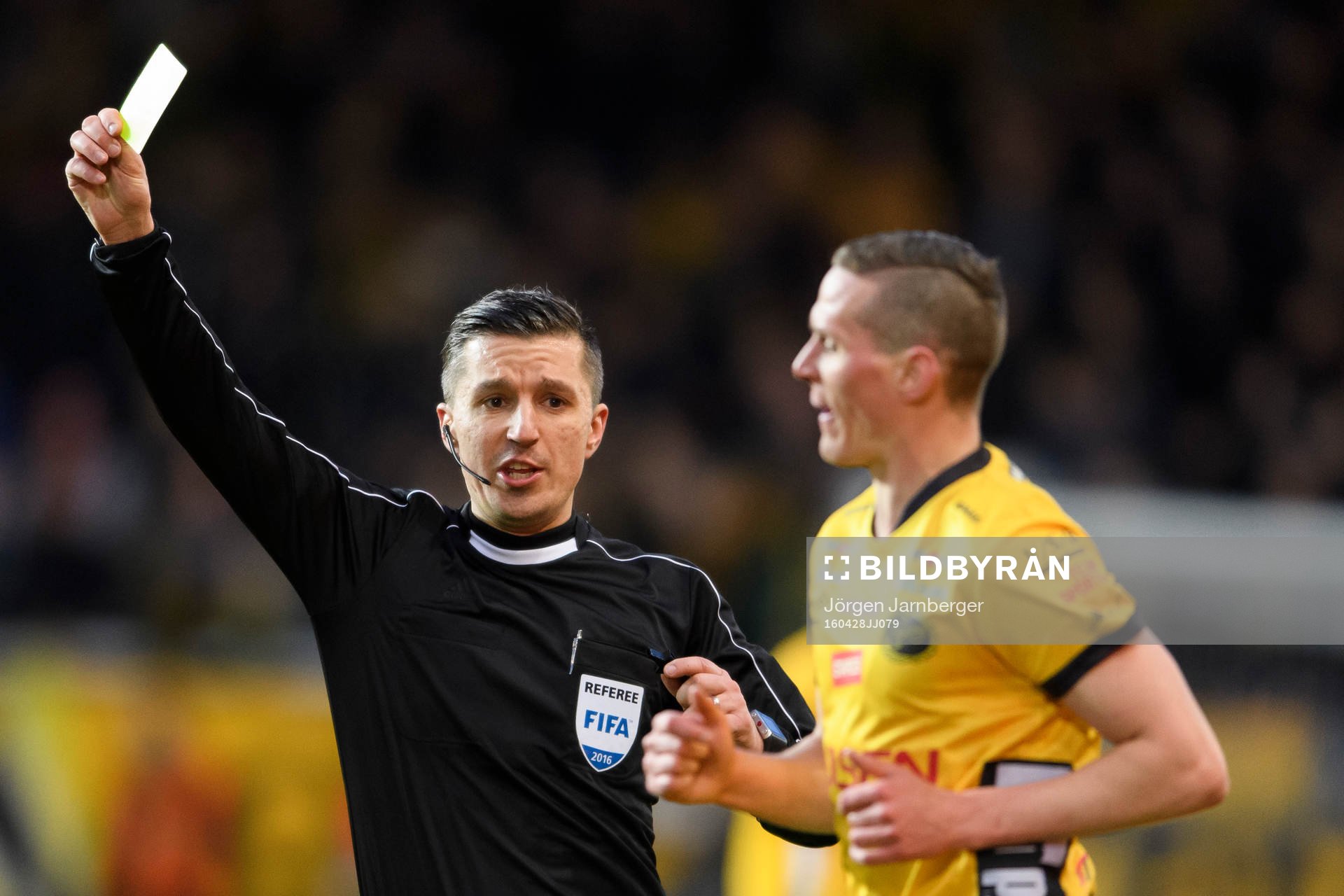 domare Bojan Pandzic ger Elfsborgs Jon Jönsson gult kort