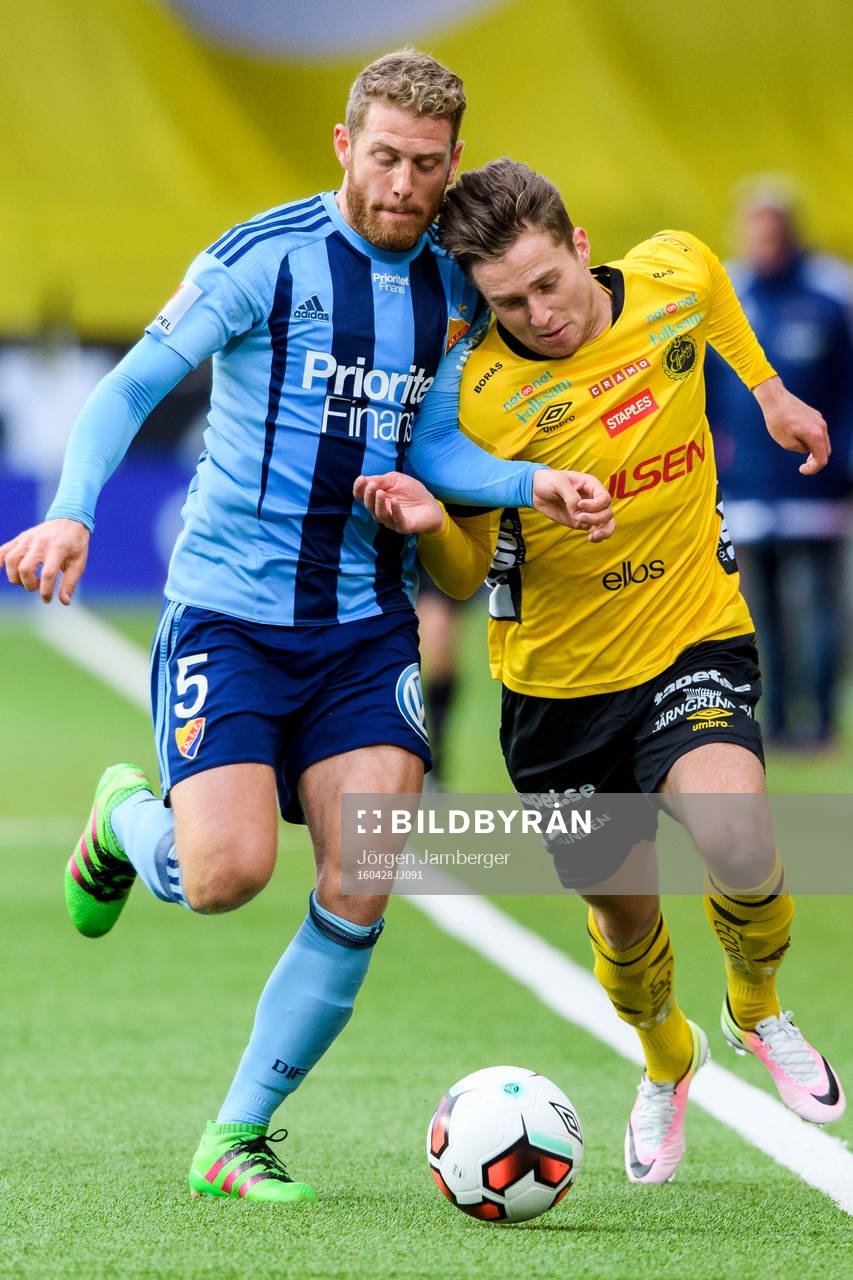 Kamp om bollen mellan Elfsborgs Adam Lundqvist och