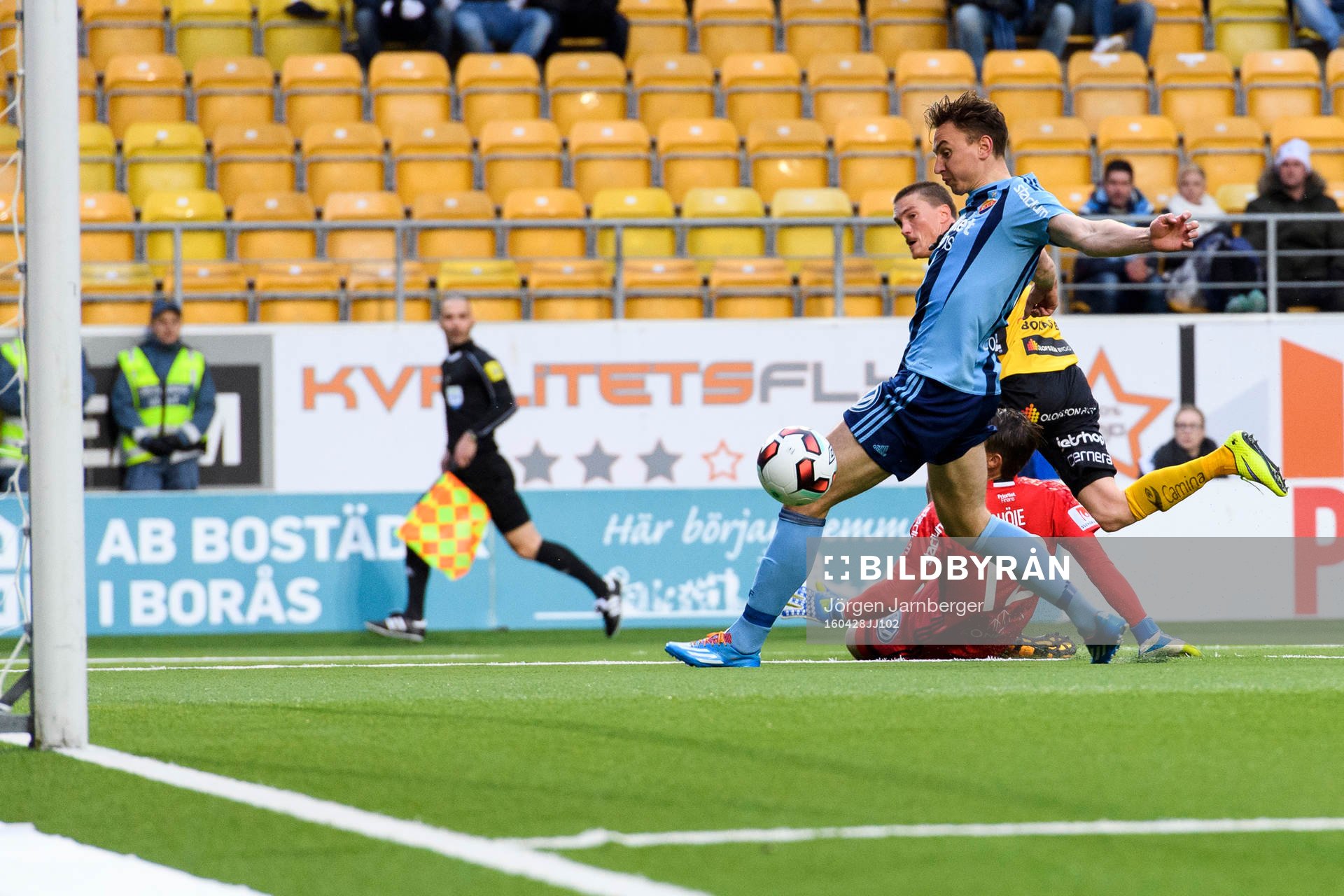 Elfsborgs Lasse Nilsson rullar bollen förbi Djurgårdens