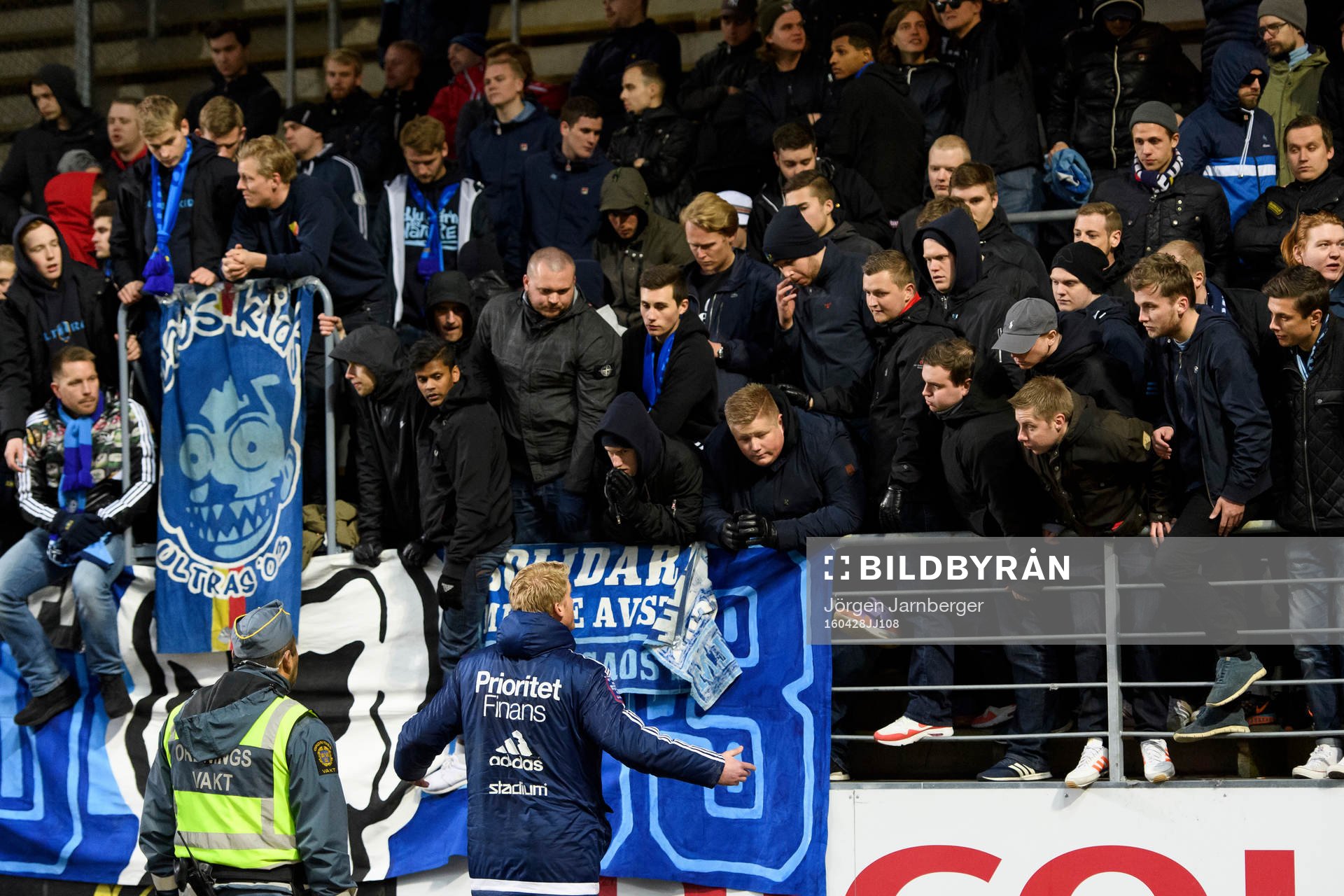 Djurgårdens målvakt Hampus Nilsson pratar me supportrarna