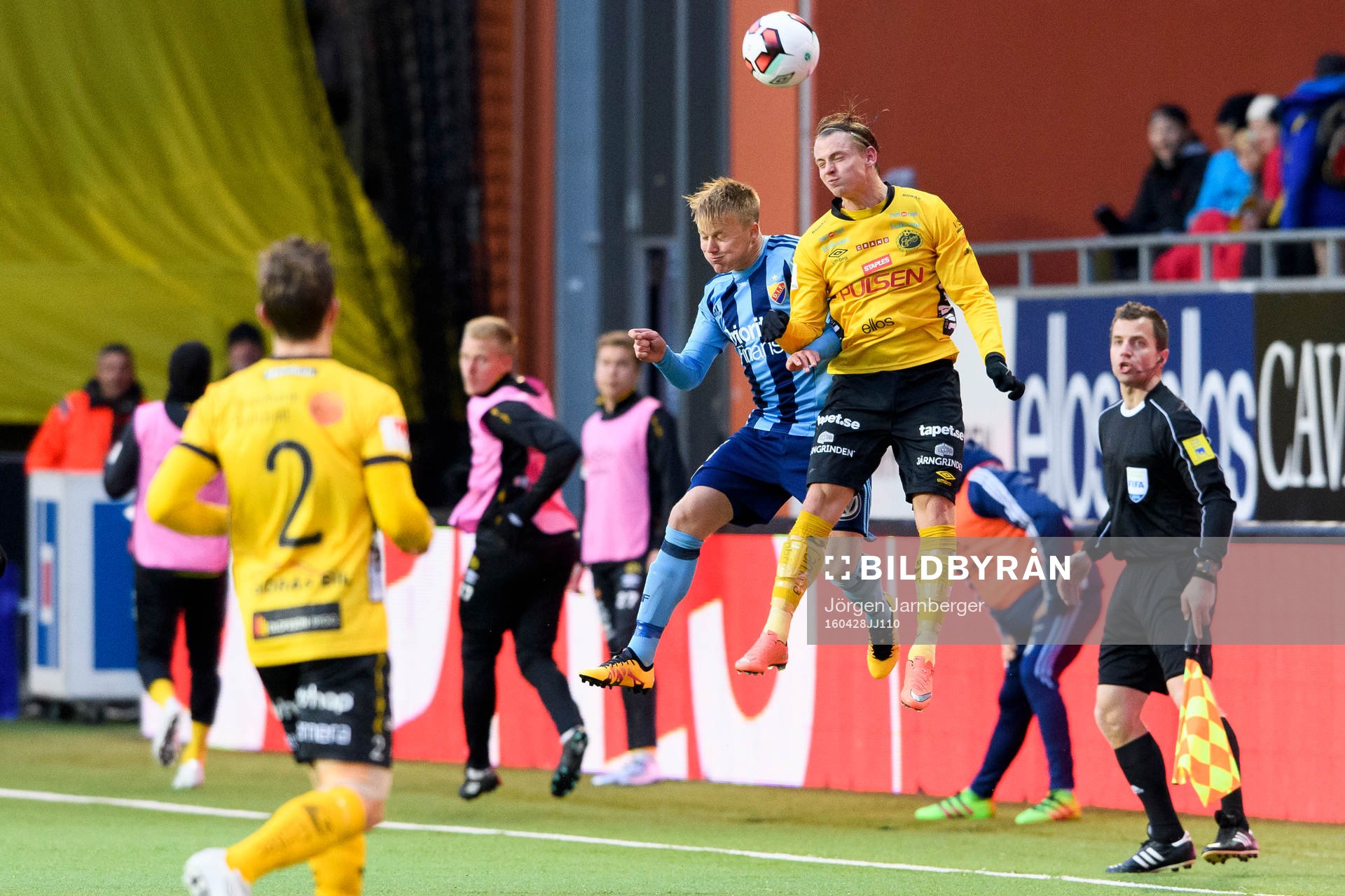 Elfsborgs Simon Hedlund och Djurgårdens Elliot Käck i nickduell under fotbollsmatchen i Allsvenskan mellan Elfsborg och Djurgården den 28 april 2016 i BORÅS.