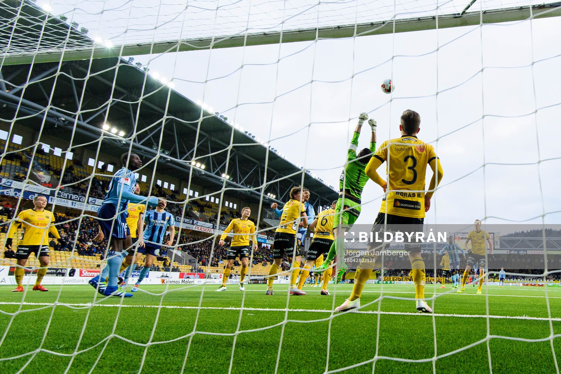 Elfsborgs målvakt Kevin Stuhr Ellegaard boxar undan bollen
