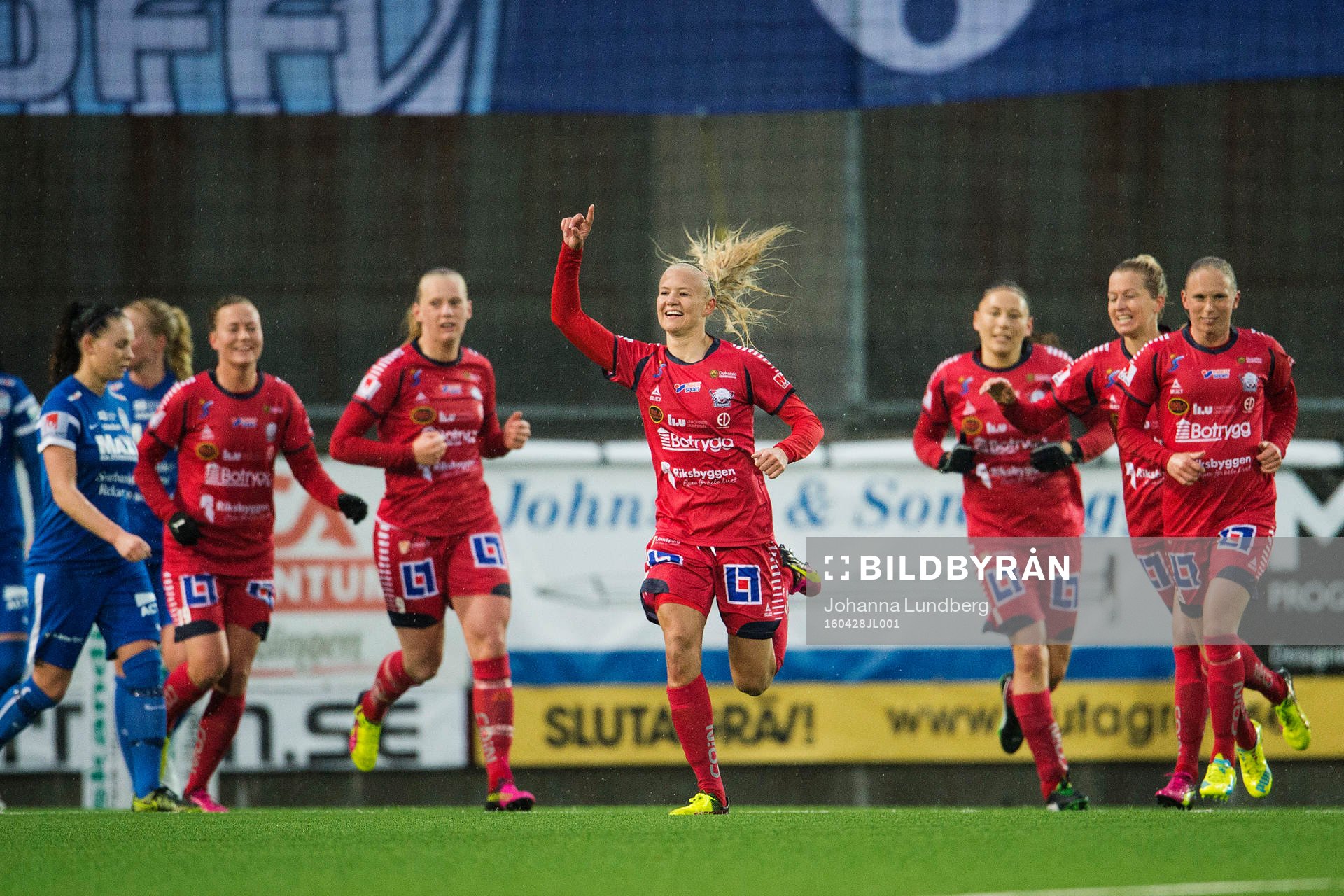 Linköpings Pernille Mosegaard Harder gör 0-1 och jublar