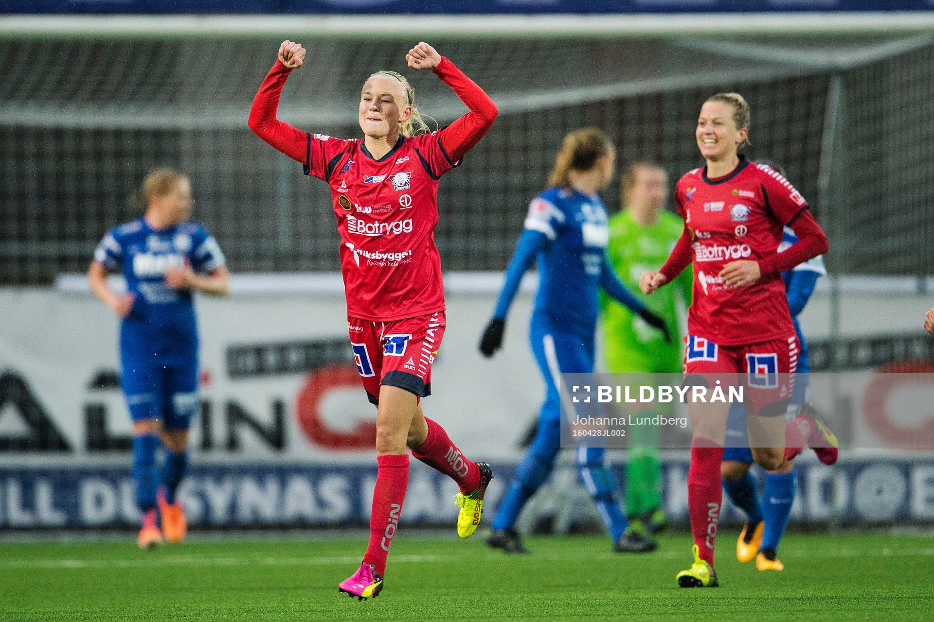 Linköpings Pernille Mosegaard Harder gör 0-1 och jublar