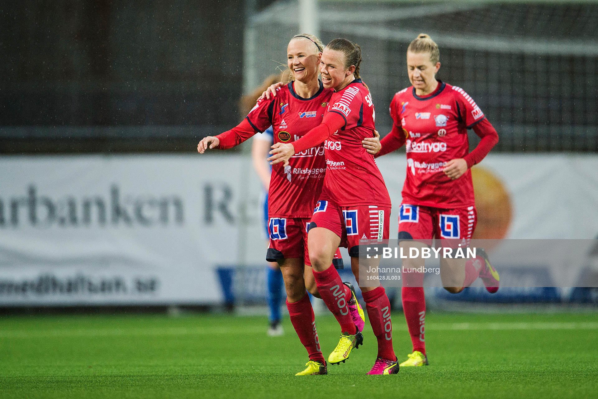 Linköpings Pernille Mosegaard Harder gör 0-1 och jublar
