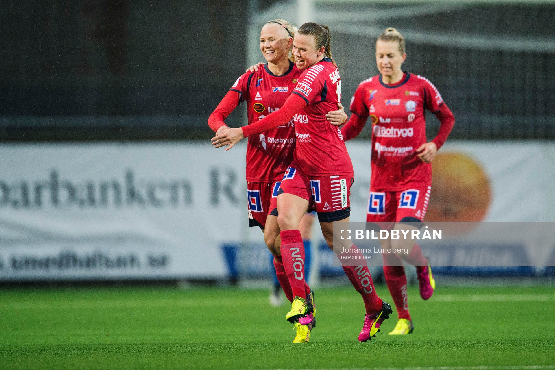 Linköpings Pernille Mosegaard Harder gör 0-1 och jublar under fotbollsmatchen i Damallsvenskan mellan Eskilstuna och Linköping den 28 april i Eskilstuna.