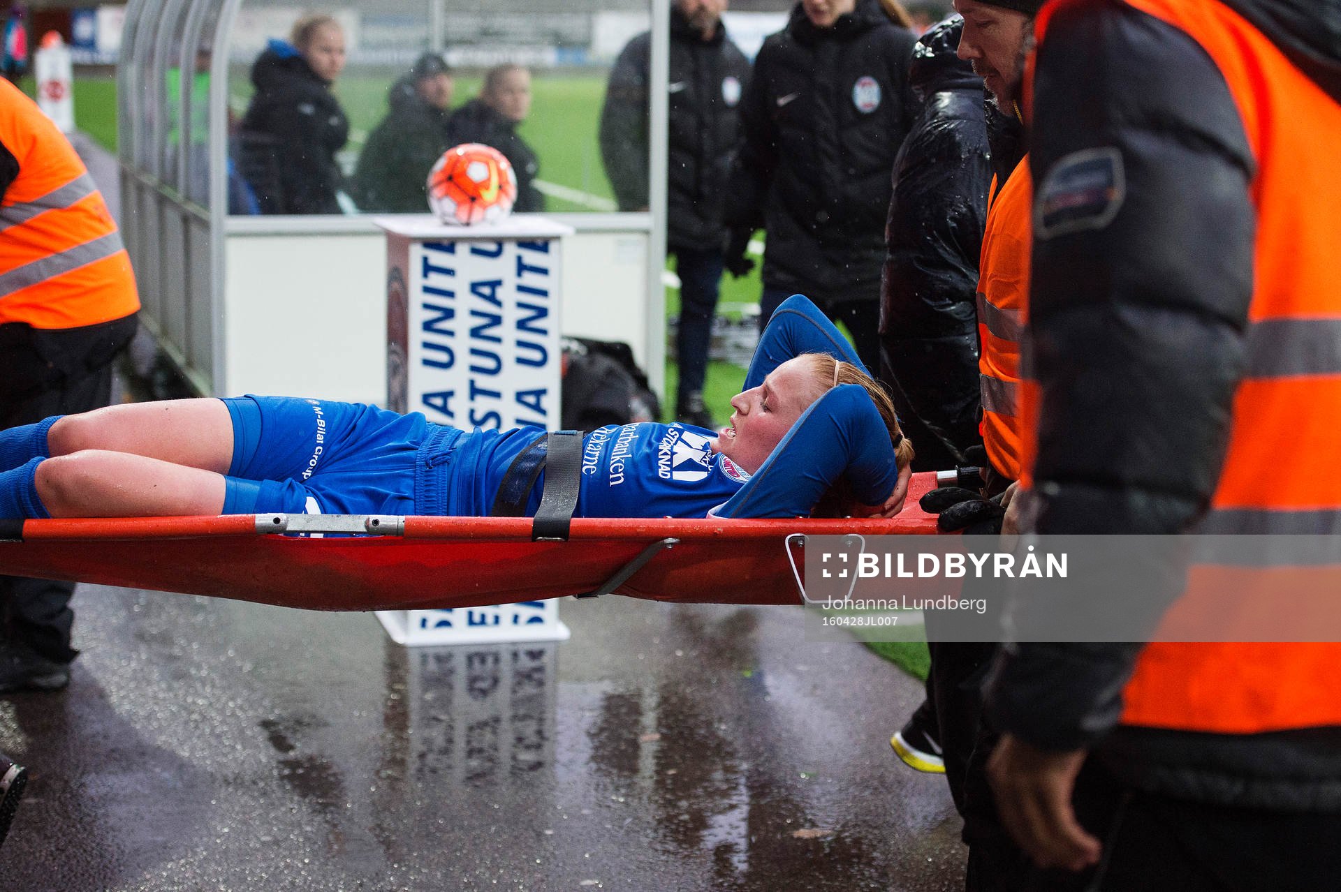 Eskilstunas Elin Wahlström bärs ut på bår skadad under fotbollsmatchen i Damallsvenskan mellan Eskilstuna och Linköping den 28 april i Eskilstuna. 
