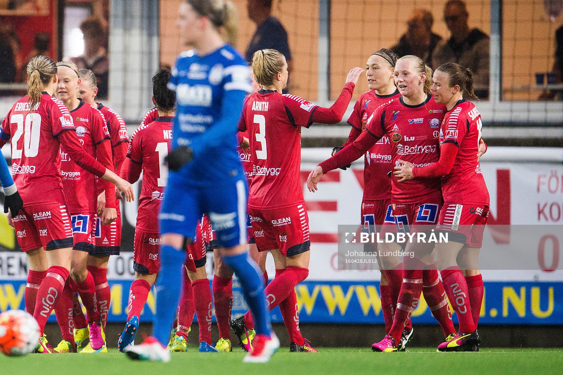Linköpings Stina Blackstenius klappas om efter att hon har gjort 0-3 under fotbollsmatchen i Damallsvenskan mellan Eskilstuna och Linköping den 28 april i Eskilstuna.