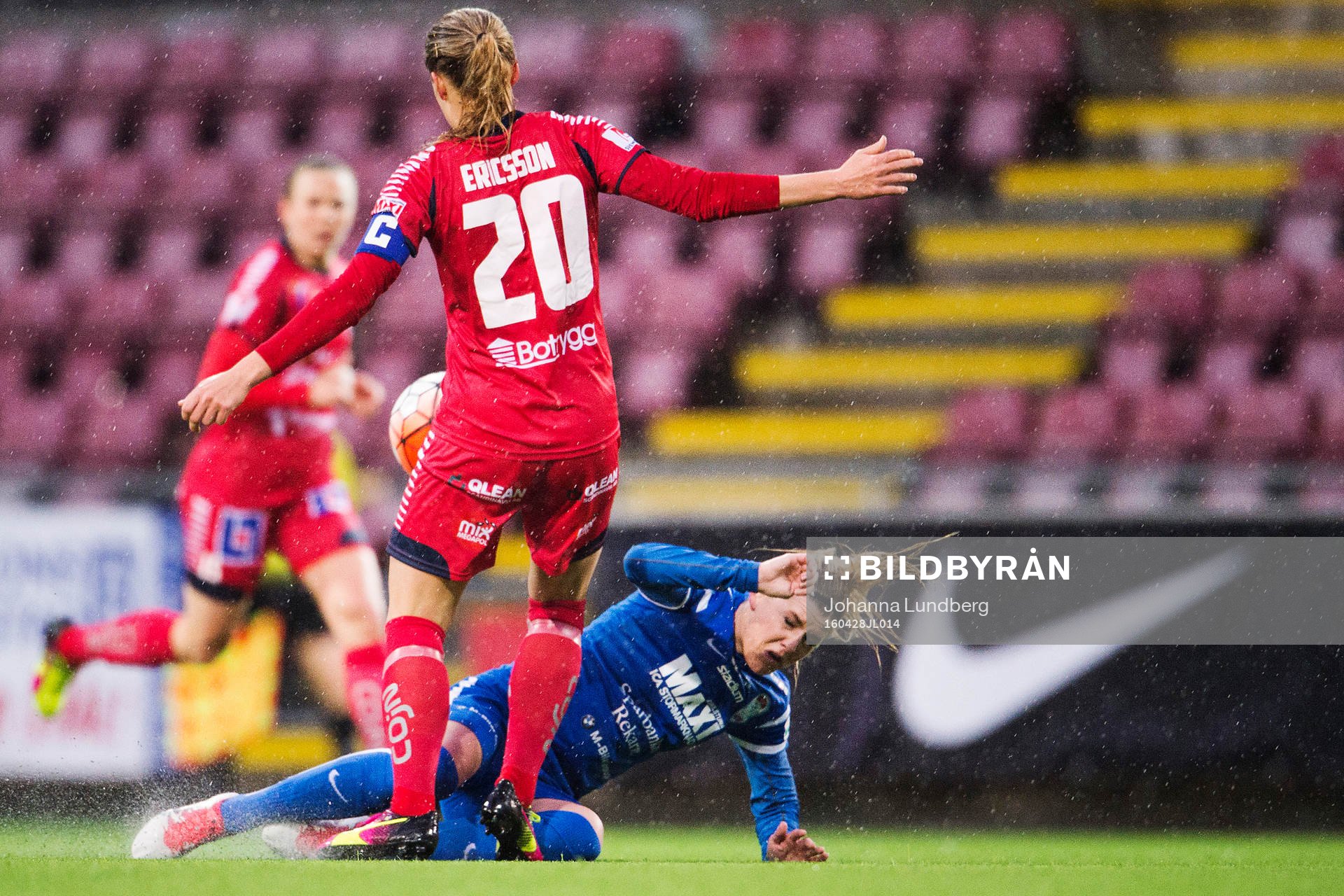 Eskilstunas Olivia Schough faller i en duell med Linköpings Magdalena Eriksson under fotbollsmatchen i Damallsvenskan mellan Eskilstuna och Linköping den 28 april i Eskilstuna.