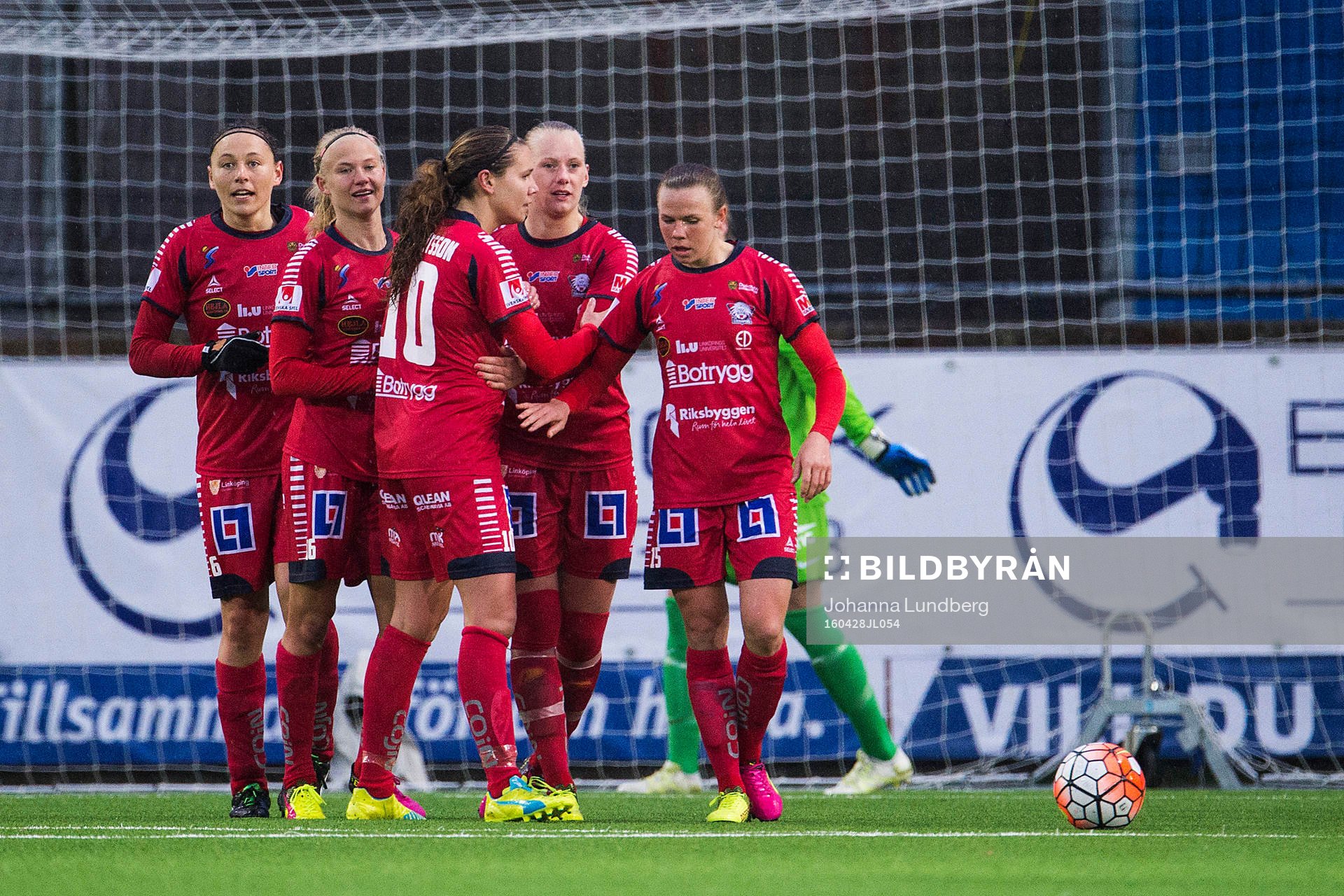 Linköpings spelare jublar efter att Pernille Mosegaard Harder gjort 0-2 under fotbollsmatchen i Damallsvenskan mellan Eskilstuna och Linköping den 28 april i Eskilstuna.