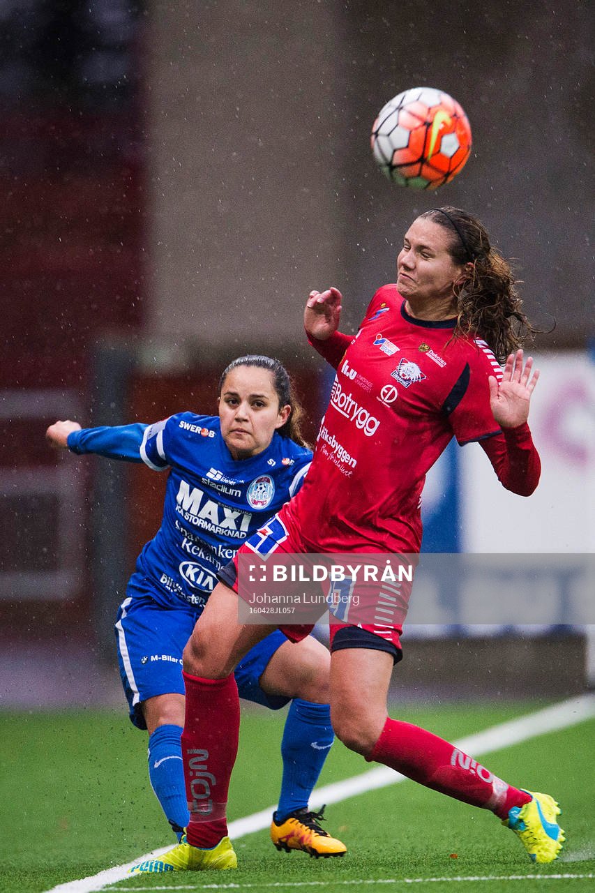 Eskilstunas Malin Diaz Pettersson chippar bollen