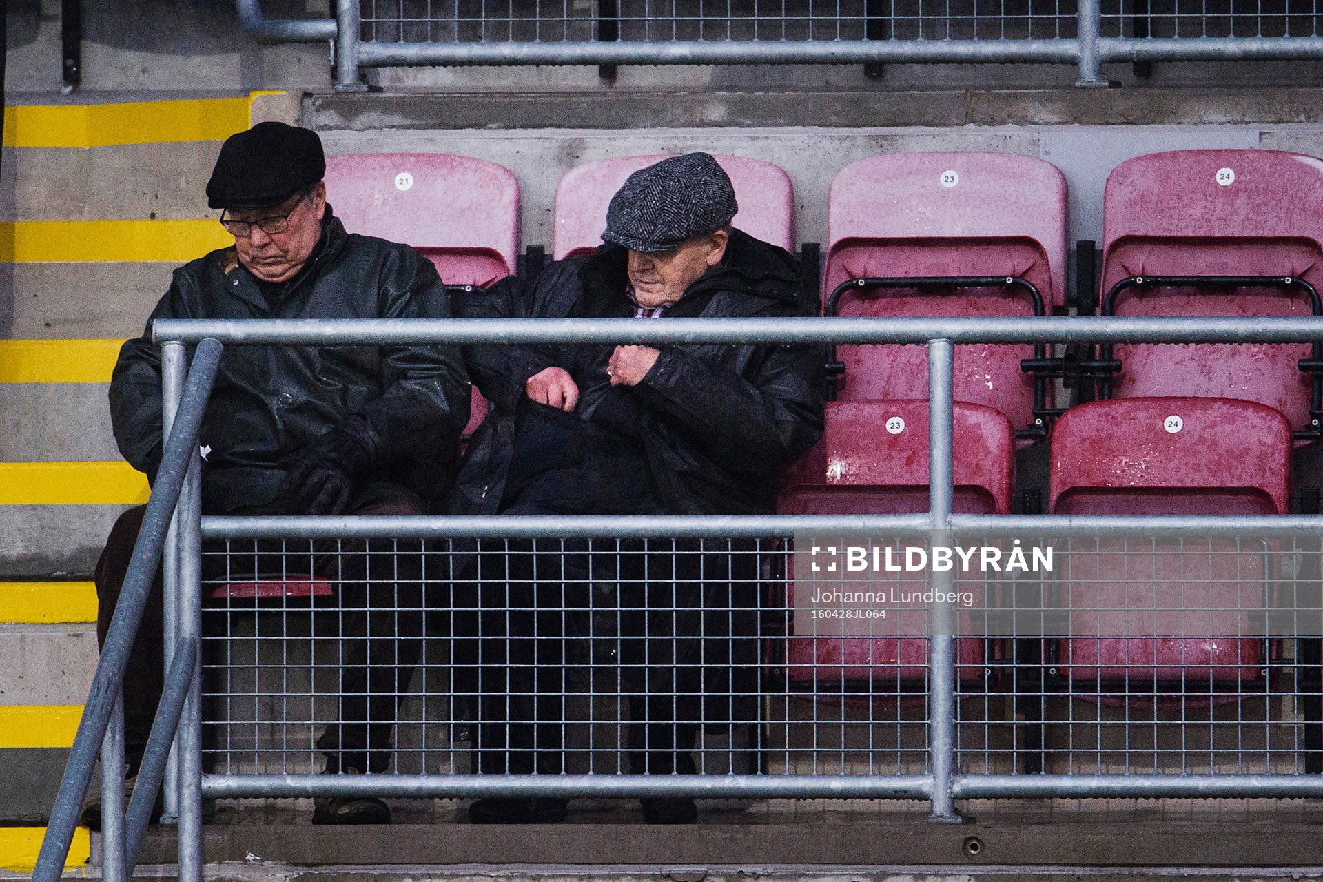 Två äldre supportrar