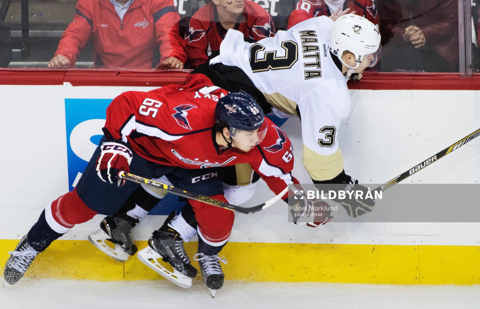 Washingtons Andre Burakovsky i en närkamp med Pittsburghs